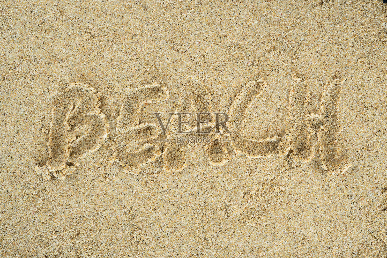 沙滩上写着“海滩”这个词照片摄影图片