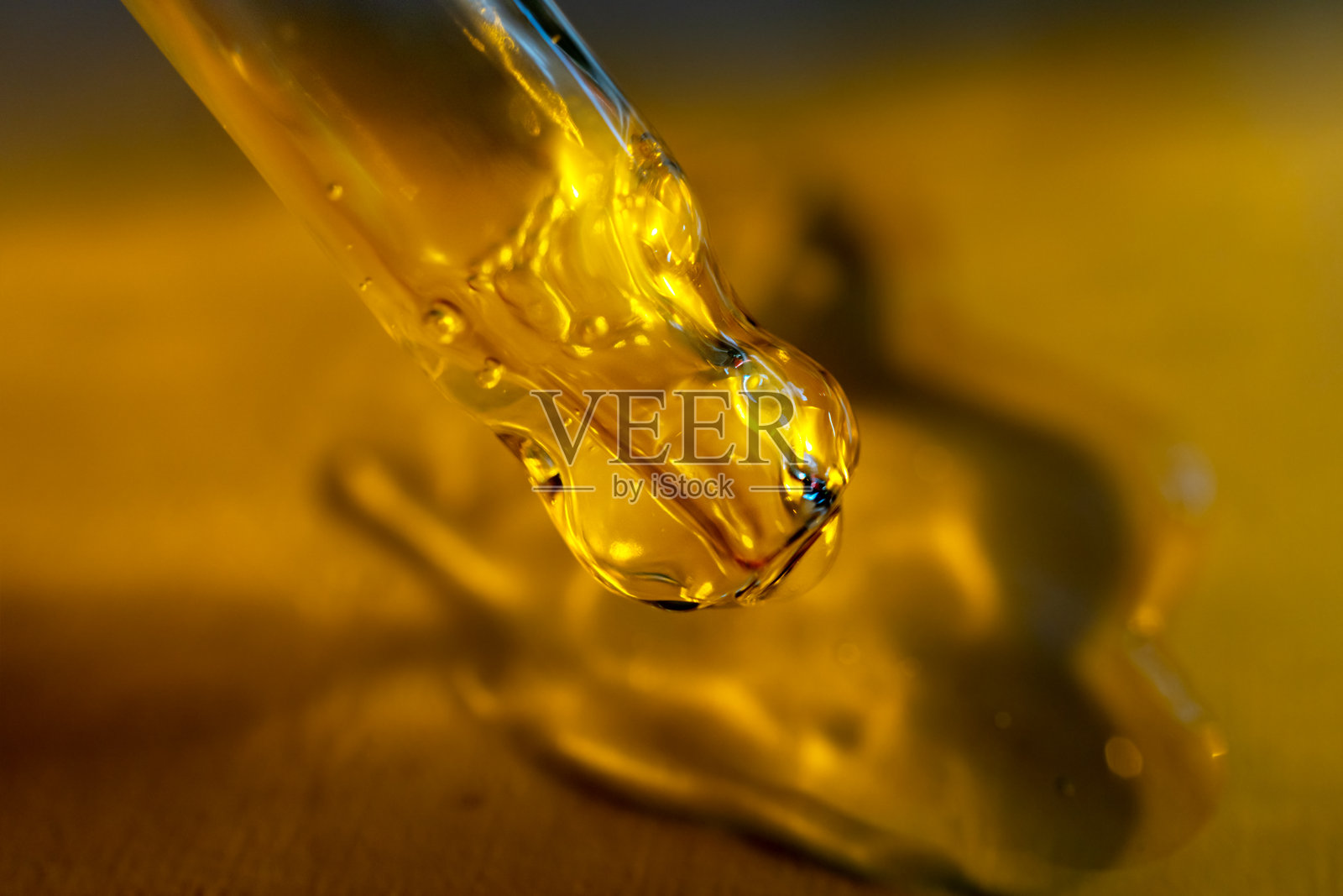 一滴香氛化妆油从滴管中滴落。照片摄影图片