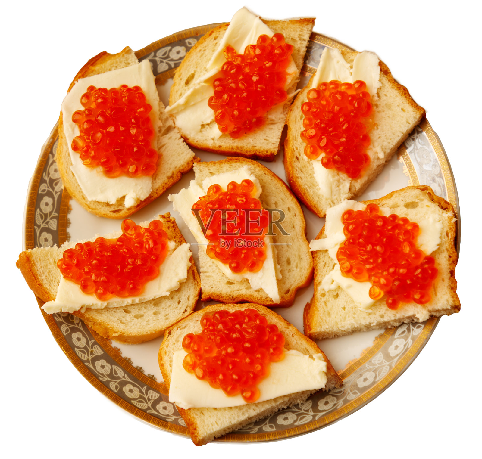 一盘面包，上面放着红鱼子酱照片摄影图片