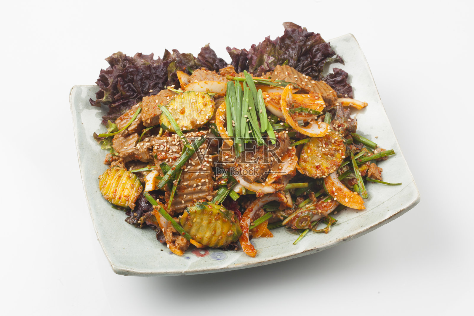 用各种蔬菜和调味料混合而成的橡子果冻配菜。照片摄影图片