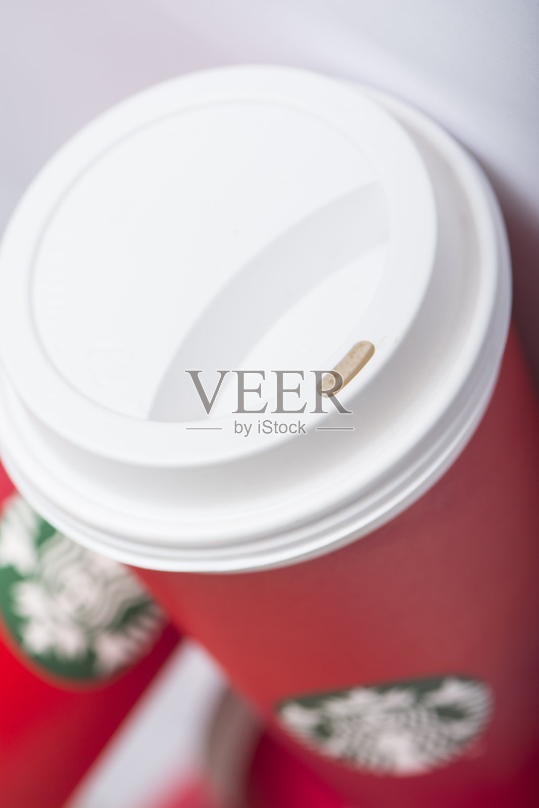 红色星巴克咖啡杯照片摄影图片