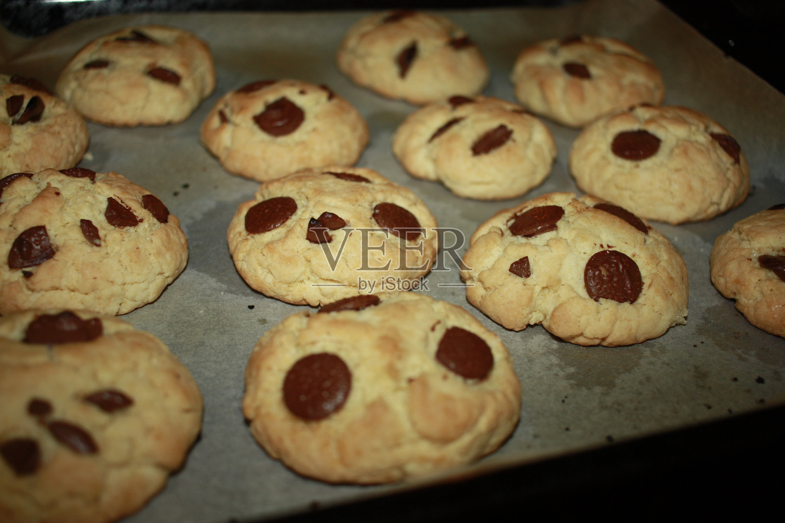烤盘上的巧克力饼干照片摄影图片