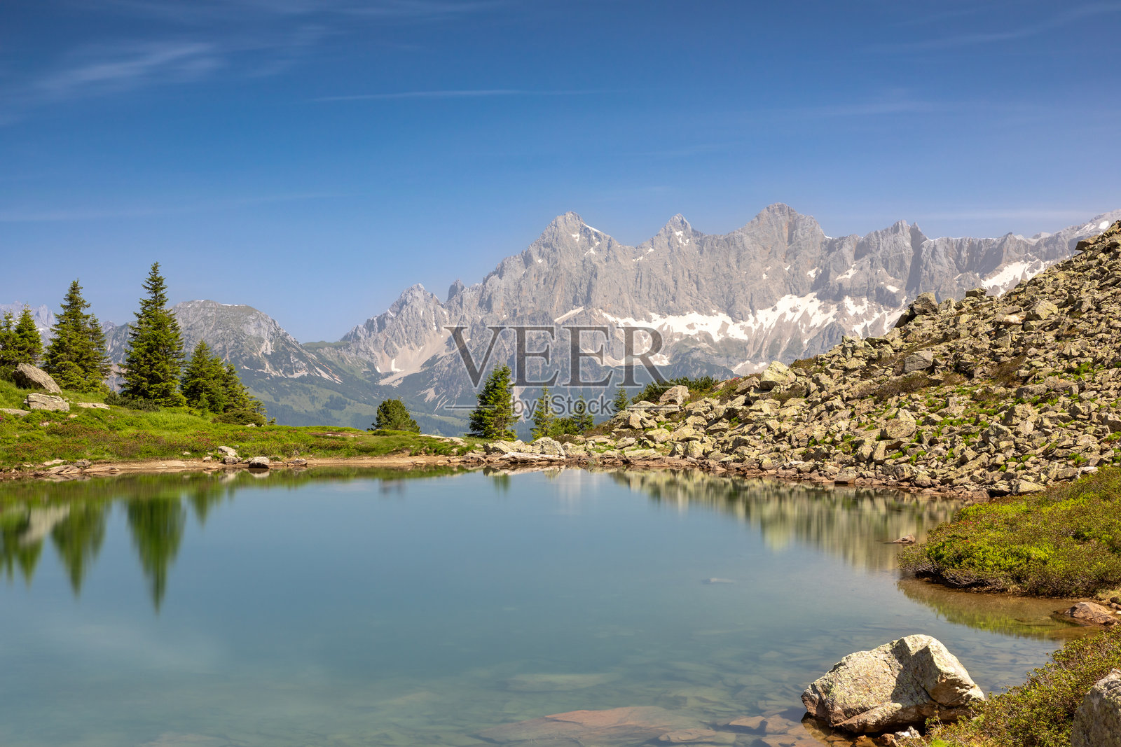 俯瞰奥地利斯比根湖与达赫施泰因山脉的景色照片摄影图片