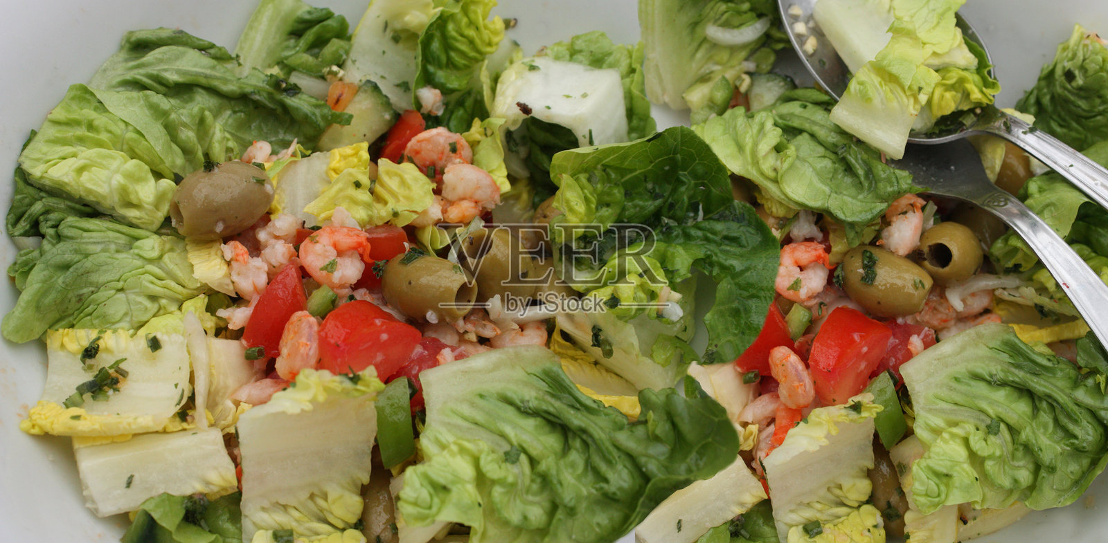 混合沙拉，混合绿叶沙拉，调味虾鸡尾酒，番茄，绿橄榄照片摄影图片