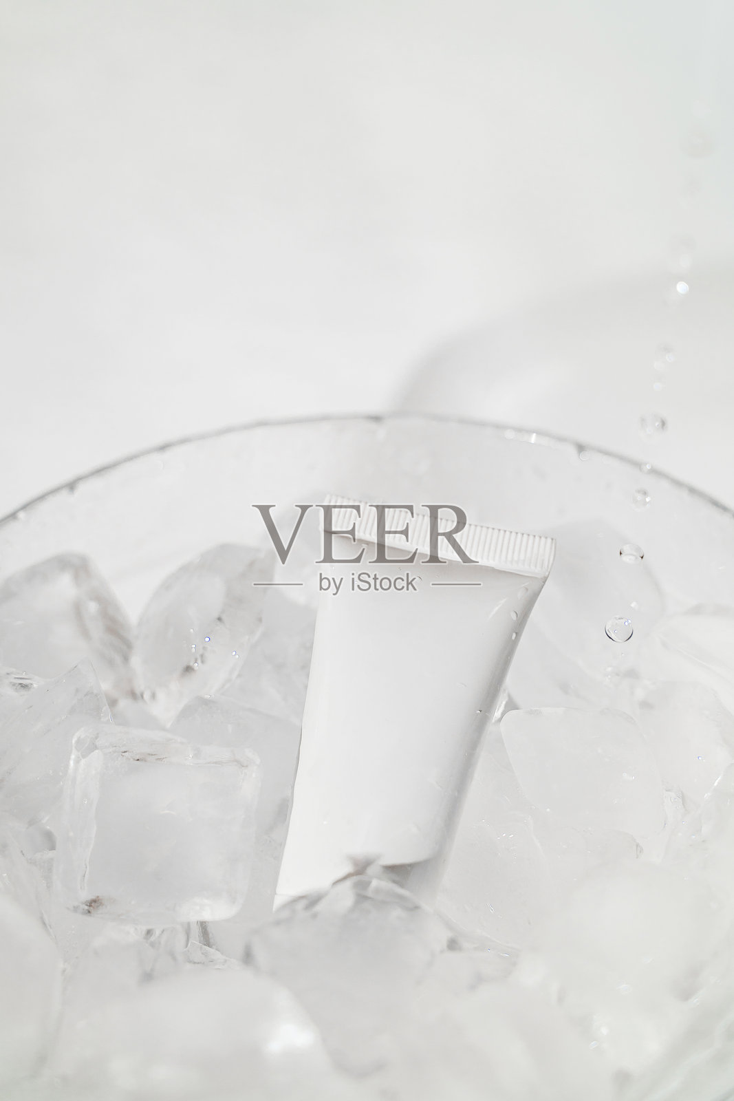 空白白色护肤保湿霜管。牙膏、面霜或凝胶的瓶子模板。化妆品管道模型。用于广告的护肤产品。照片摄影图片