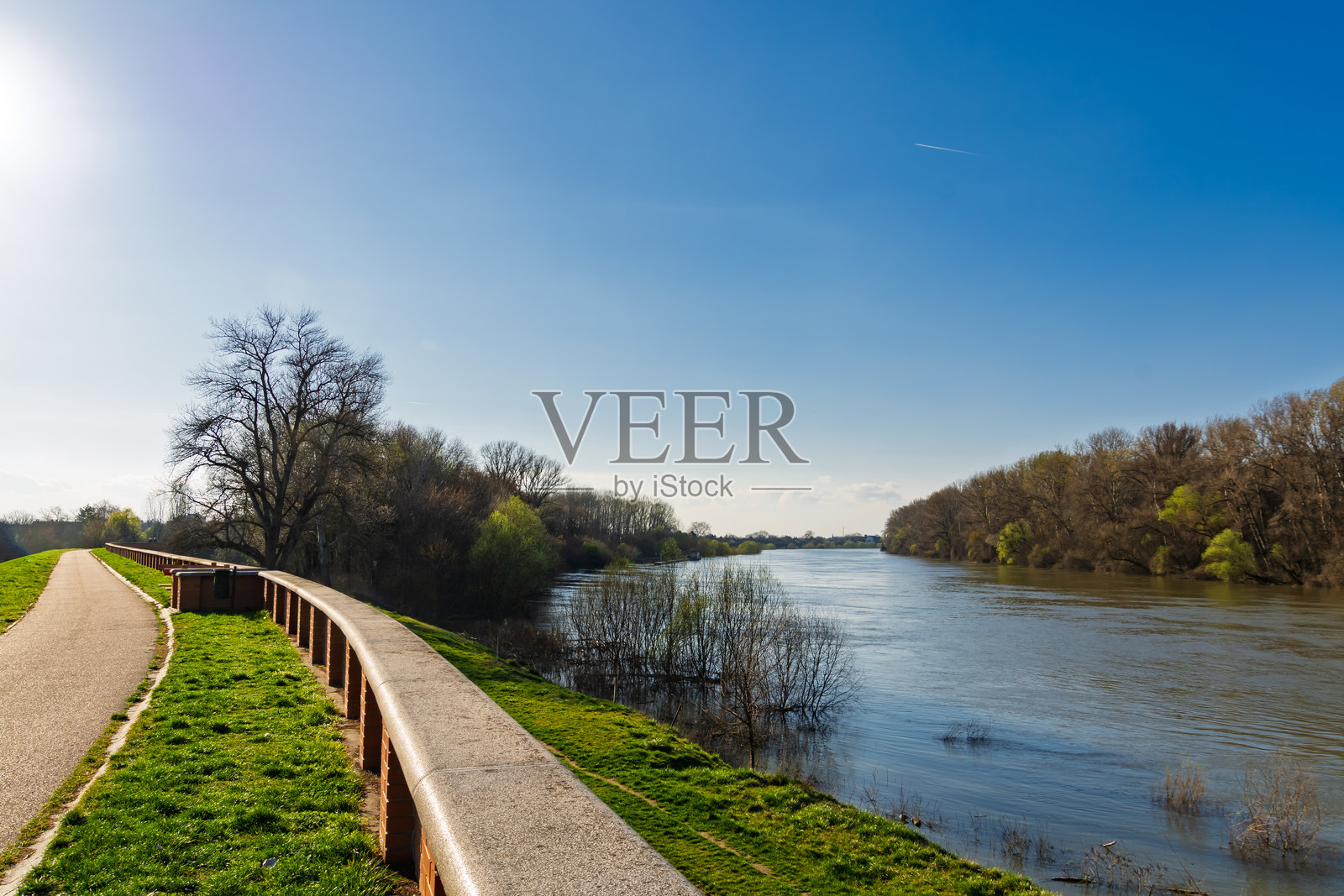 在Csongrad镇的提萨河照片摄影图片