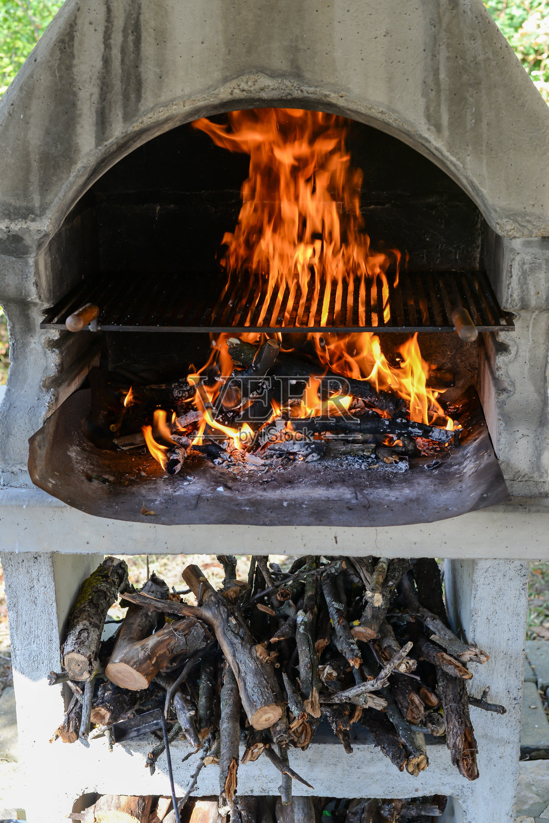 带火焰的烧烤架照片摄影图片