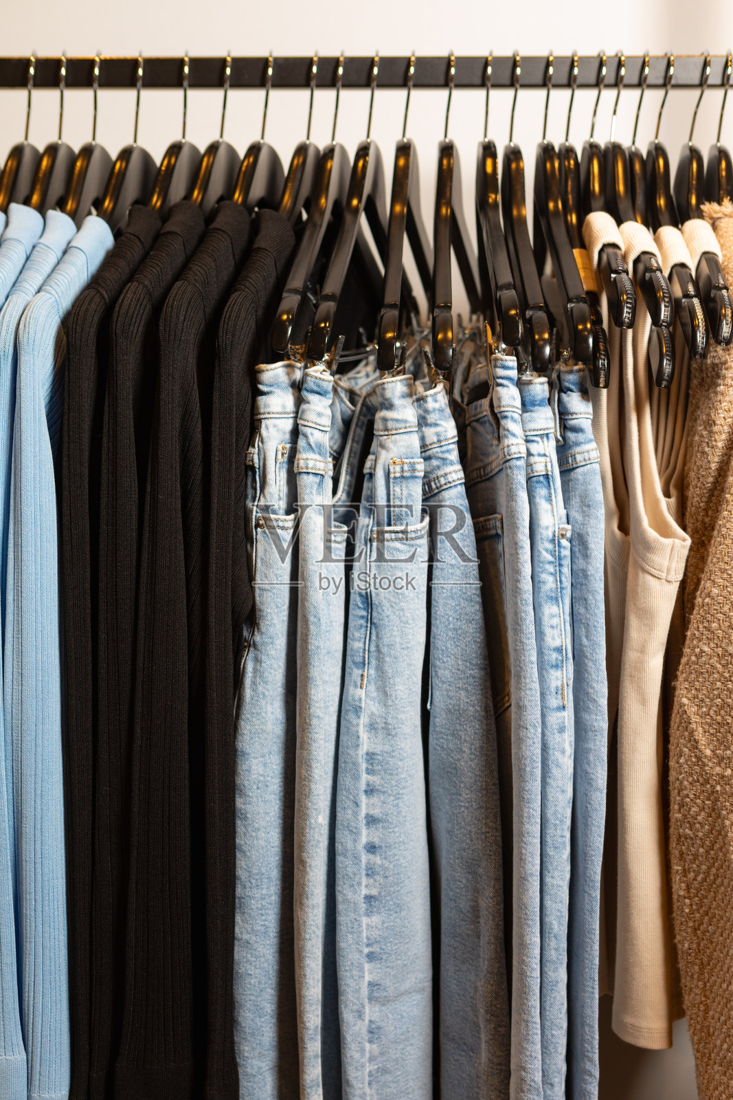 零售店中的衣架照片摄影图片