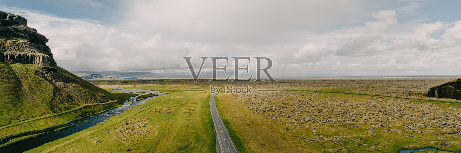 南冰岛的Lómagnúpur山、蜿蜒的河流和一号公路的鸟瞰图照片摄影图片