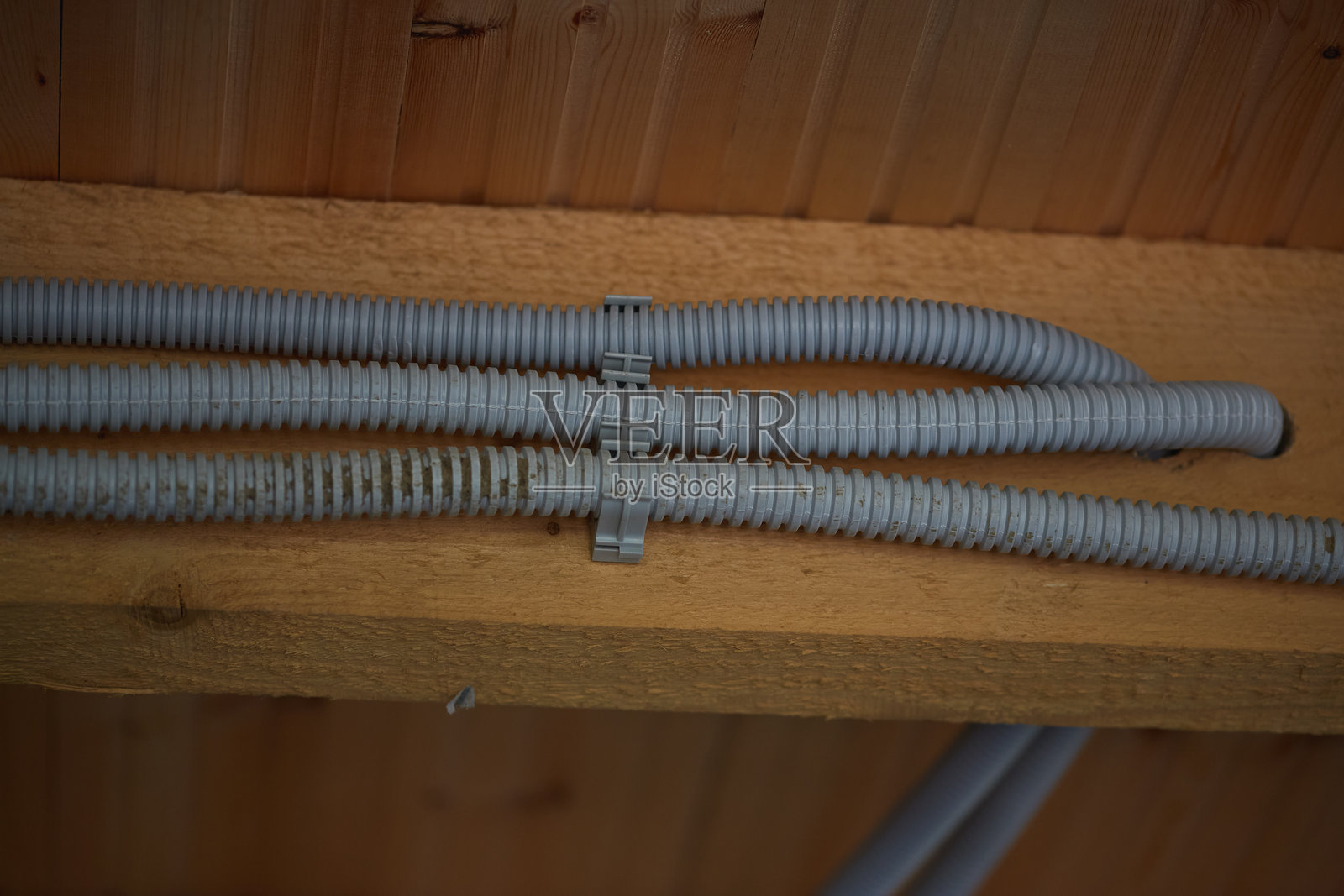 电气导管固定在建筑工地的木梁上照片摄影图片