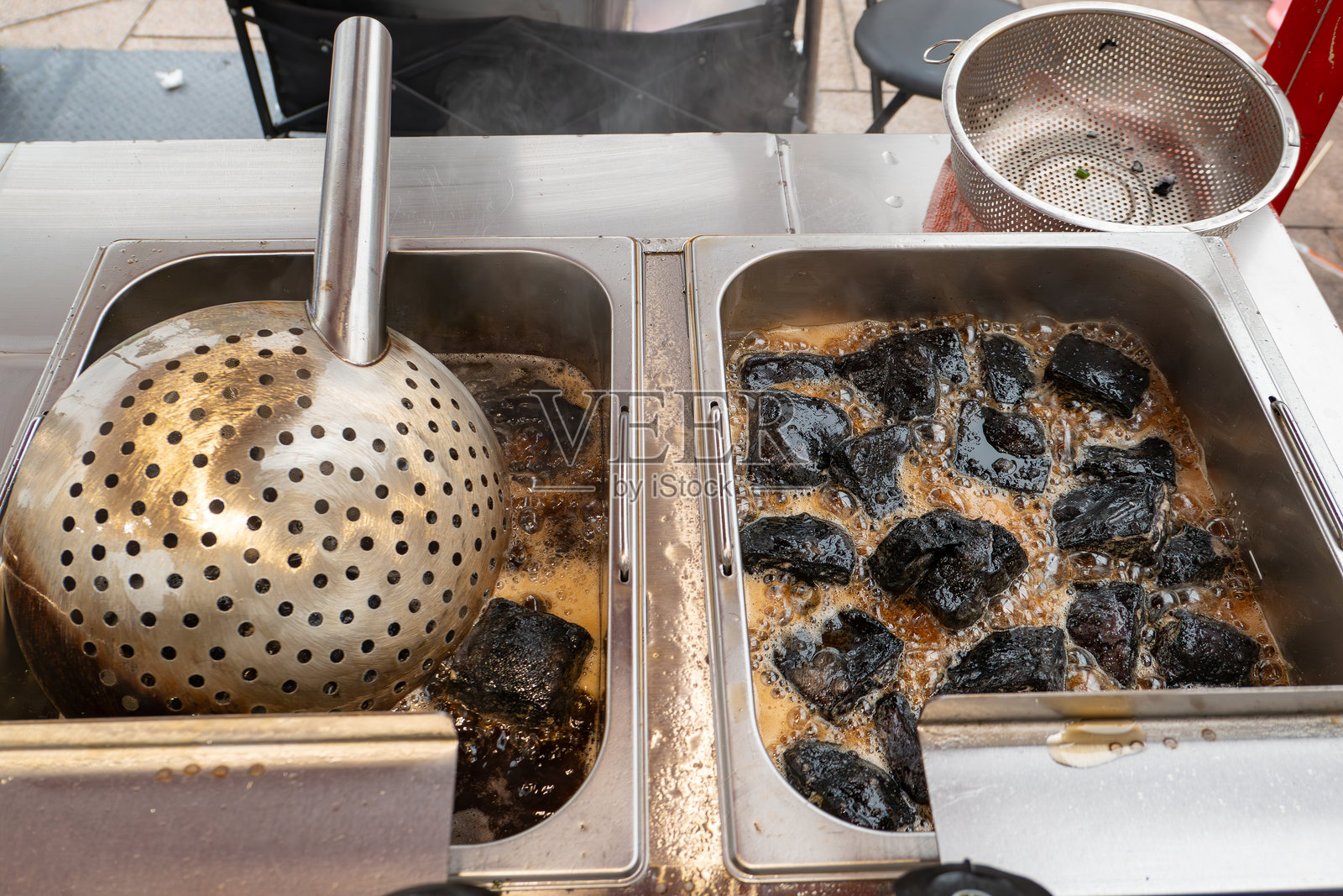 横向构图的臭豆腐烹饪照片摄影图片