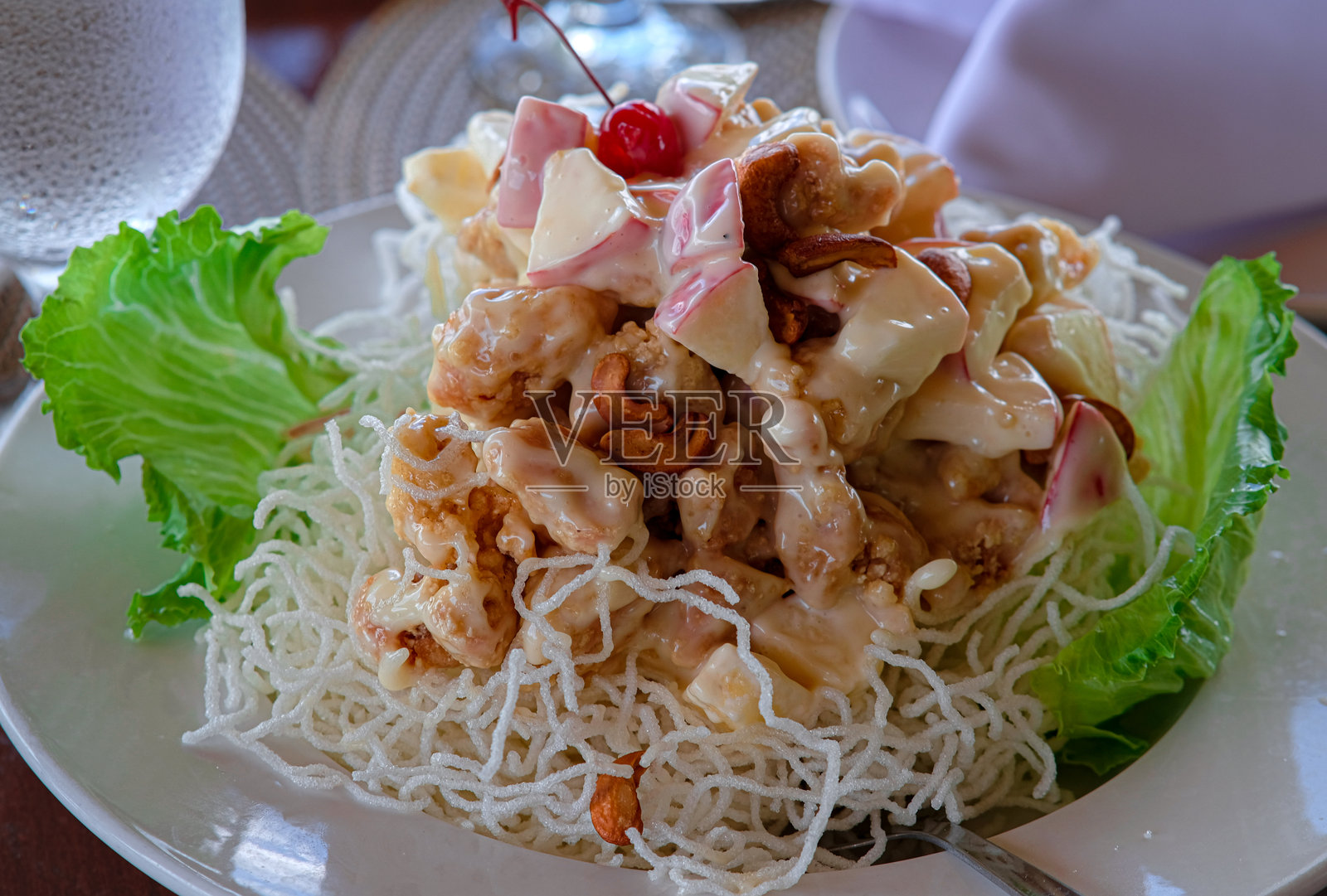 苹果鸡肉脆皮沙拉的特写视图。照片摄影图片