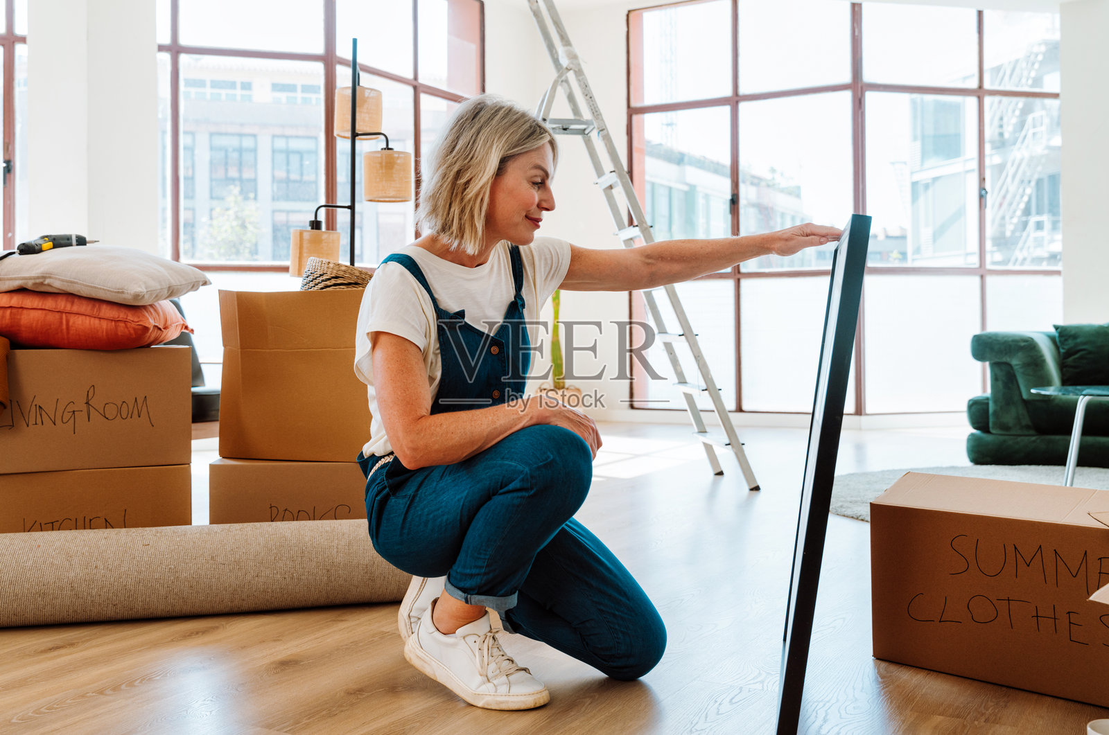 单身女性搬到新公寓照片摄影图片