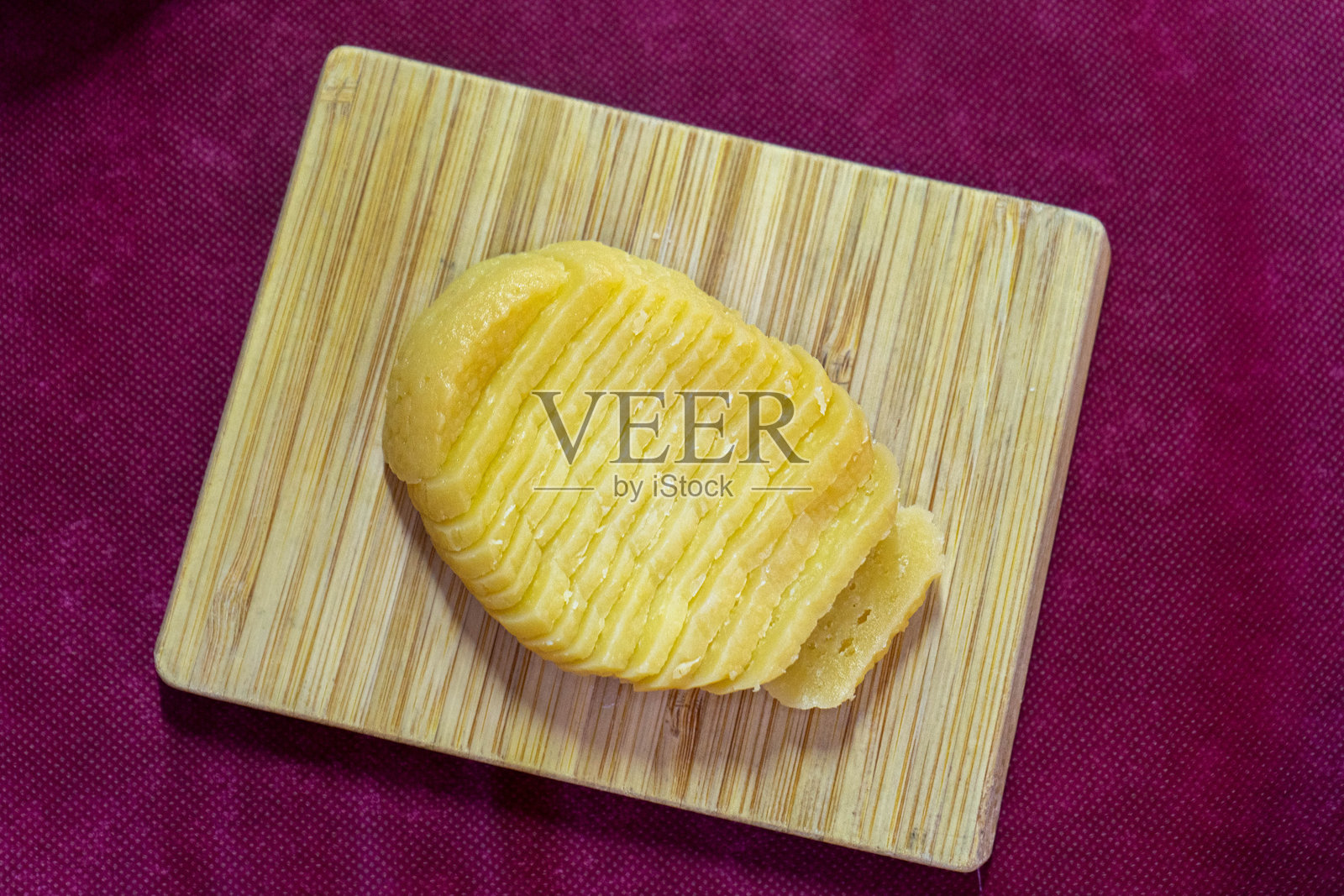 阿连特茹羊奶酪作为开胃菜在一家传统葡萄牙餐厅中供应。照片摄影图片