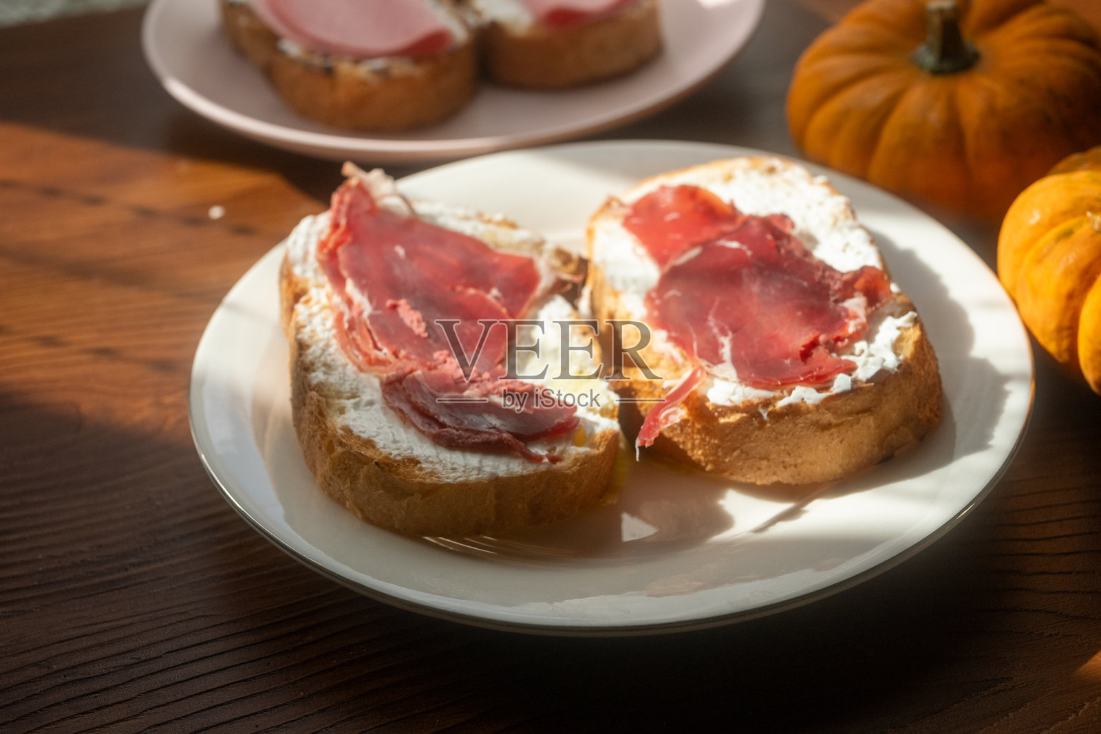 西班牙文化小吃：肉类、奶酪和番茄的塔帕三明治照片摄影图片