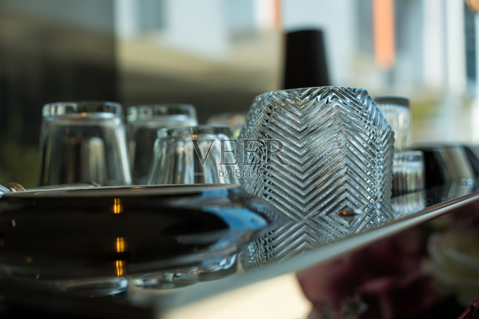 选择性聚焦的干净玻璃倒置在咖啡机上。照片摄影图片