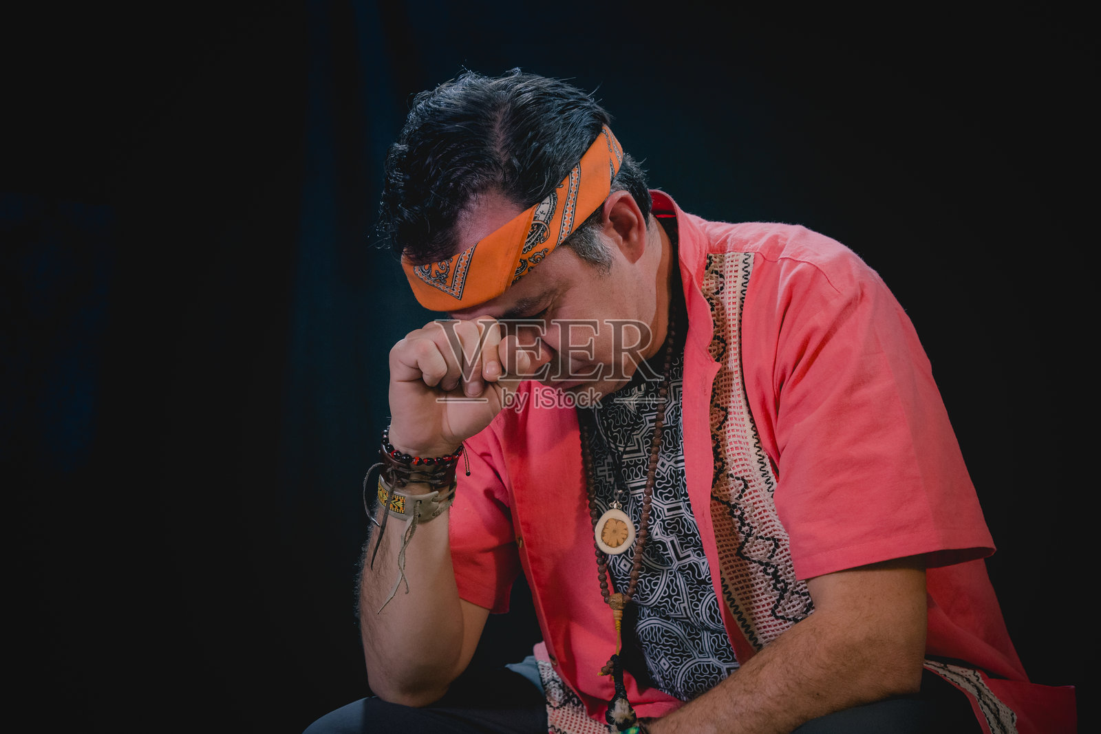 萨满正在进行前西班牙时期的疗愈和净化仪式，使用药用植物。照片摄影图片