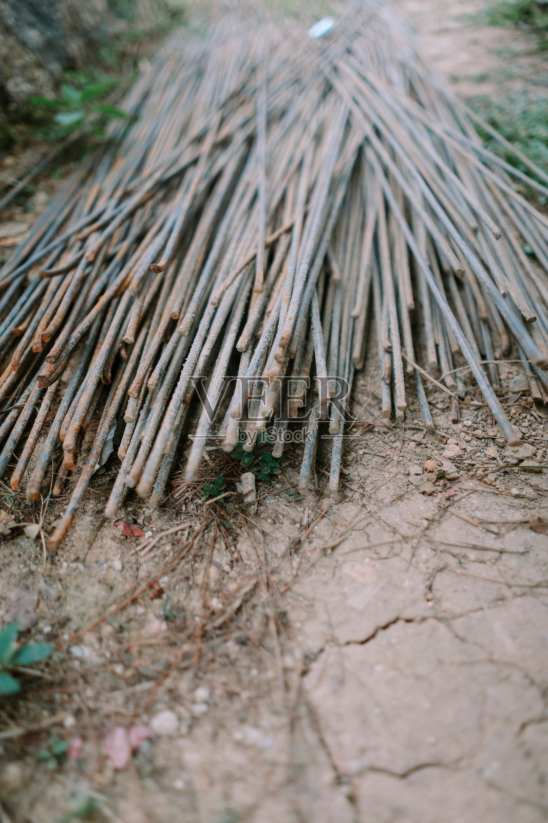 建筑工地上的一堆钢筋照片摄影图片