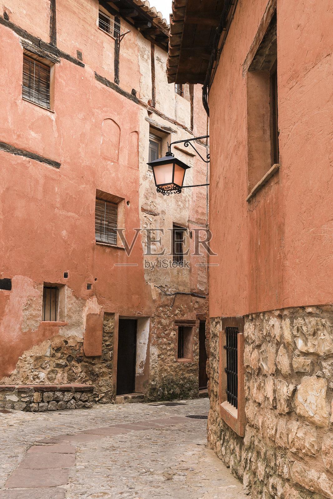 阿尔巴拉辛镇狭窄的街道和美丽的房屋照片摄影图片