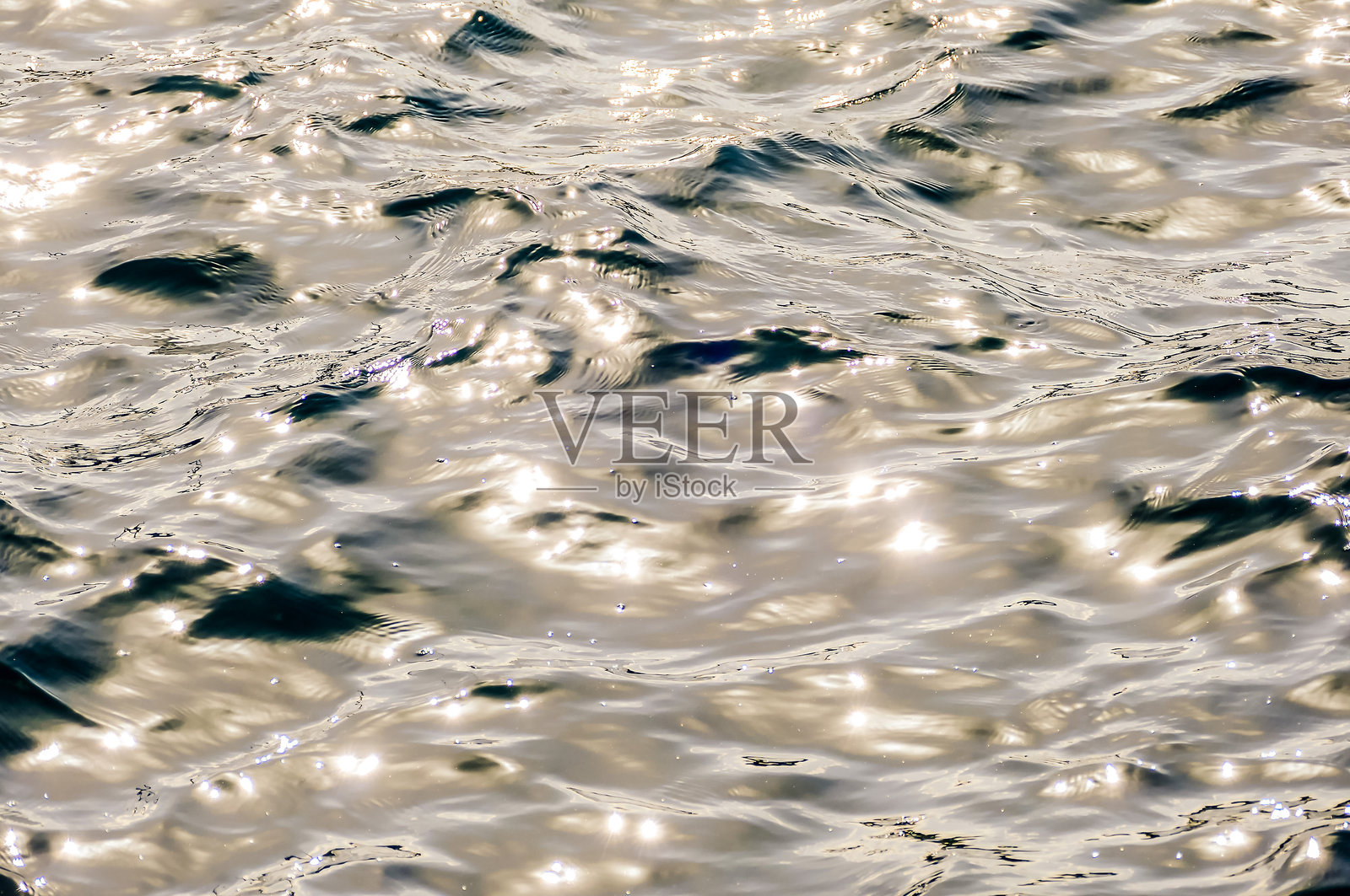 水面平静而宁静，泛起涟漪。照片摄影图片