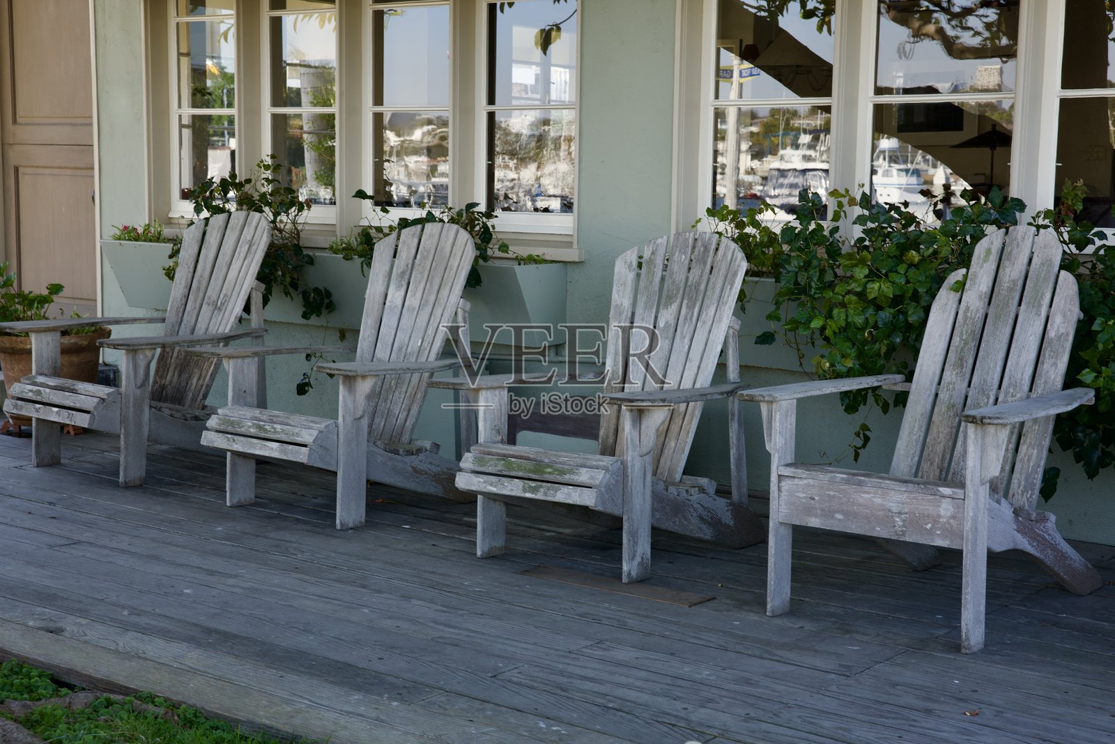 一组复古风格的阿迪朗达克椅子照片摄影图片