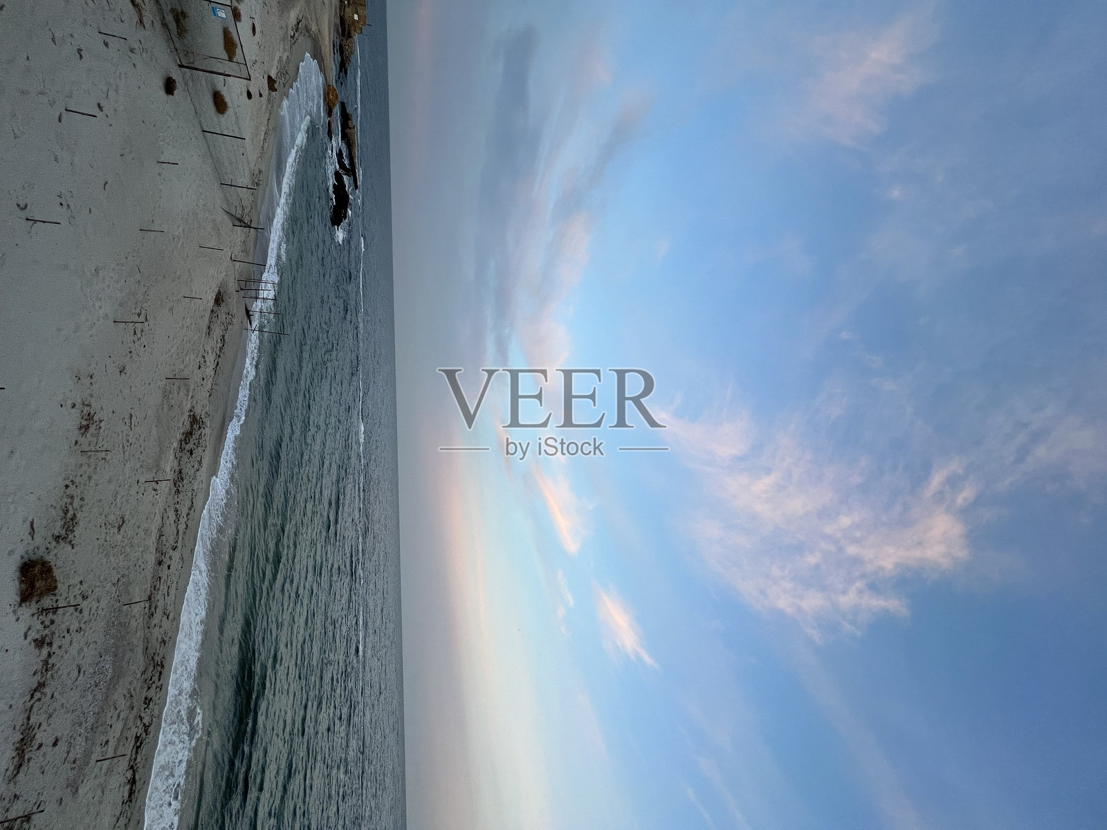 宁静的敖德萨海岸，卵石与天空相映照片摄影图片