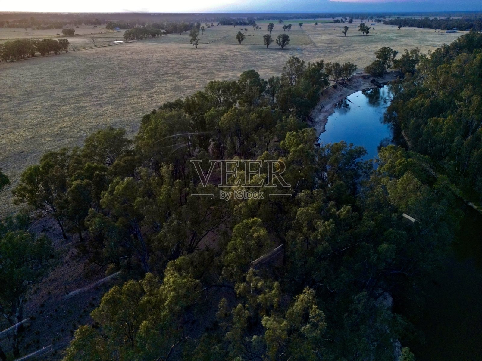 古老的桥和小河照片摄影图片