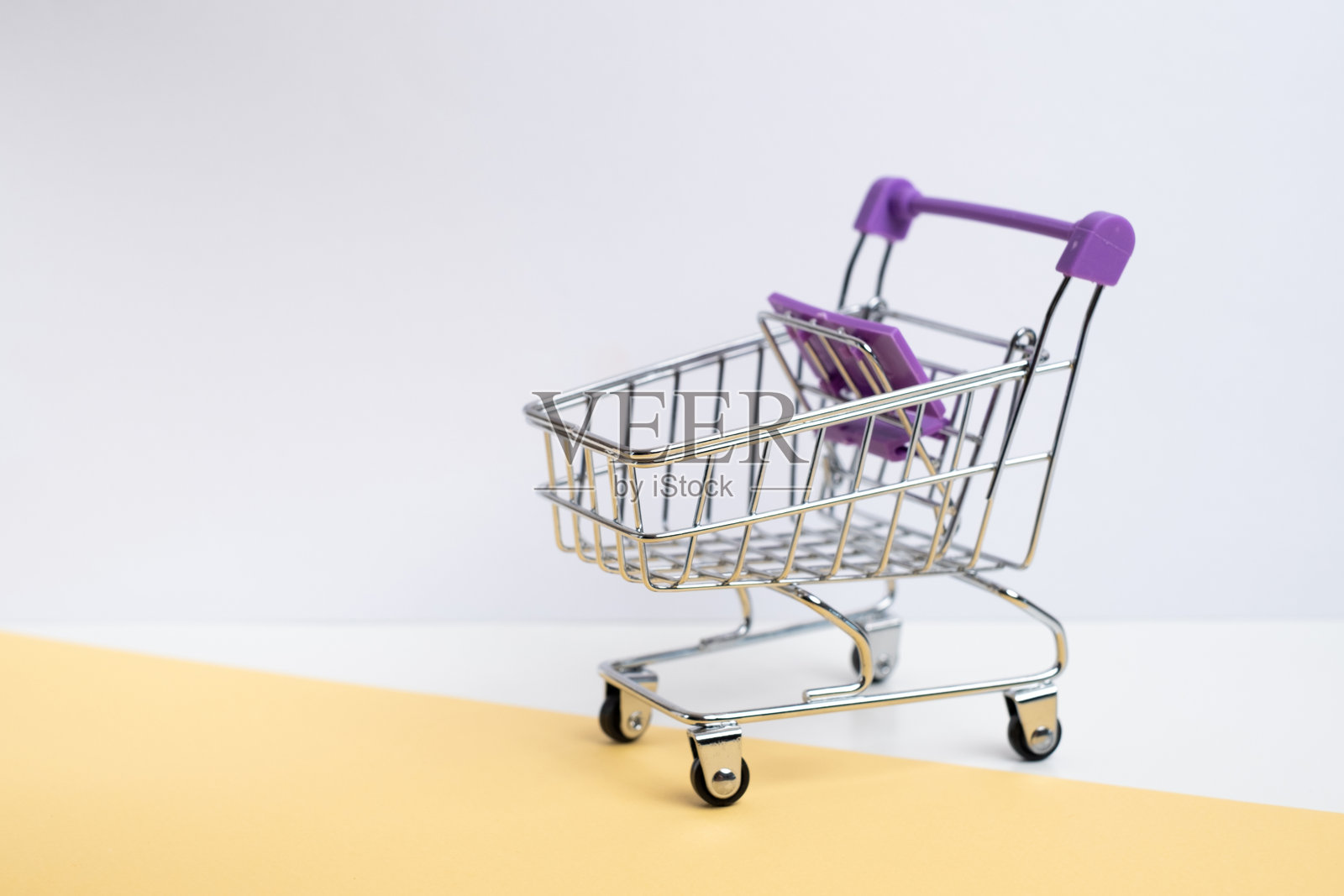 小购物车在多彩背景上。创意购物、促销壁纸。留白。购物概念照片摄影图片