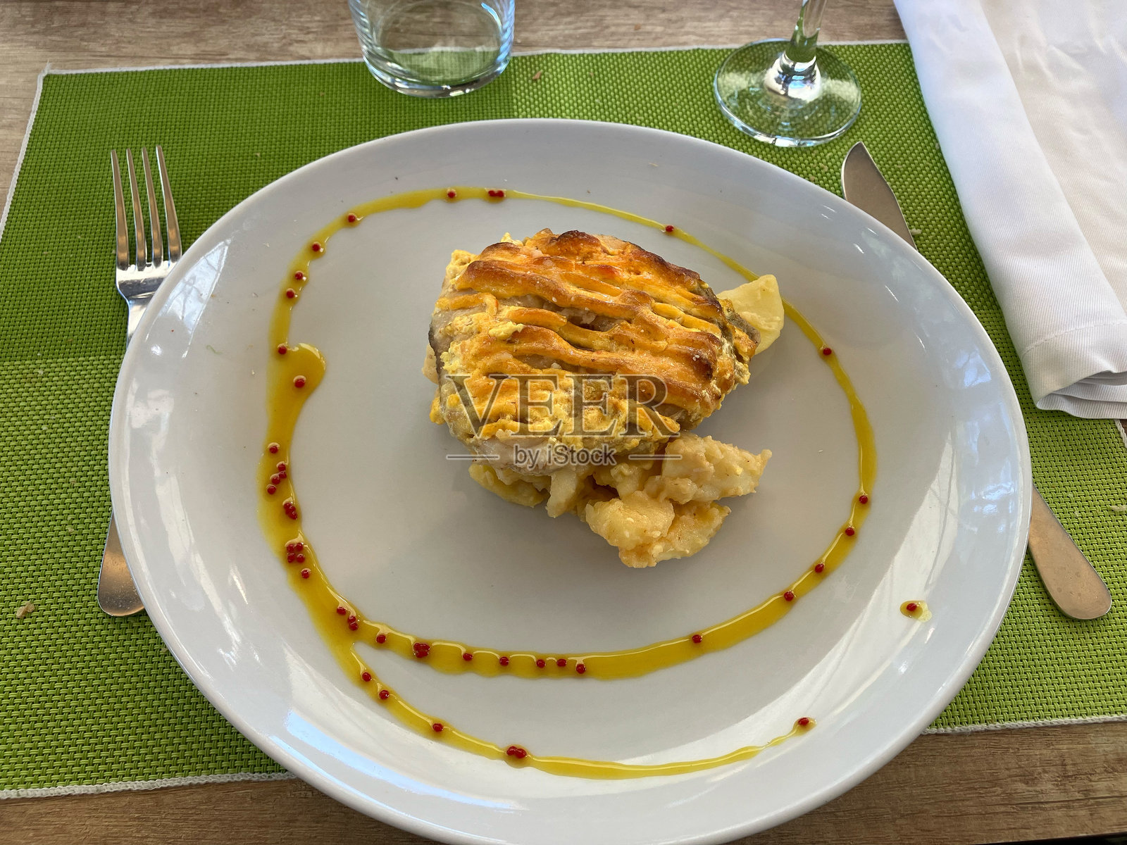 鱼配土豆和迷迭香照片摄影图片