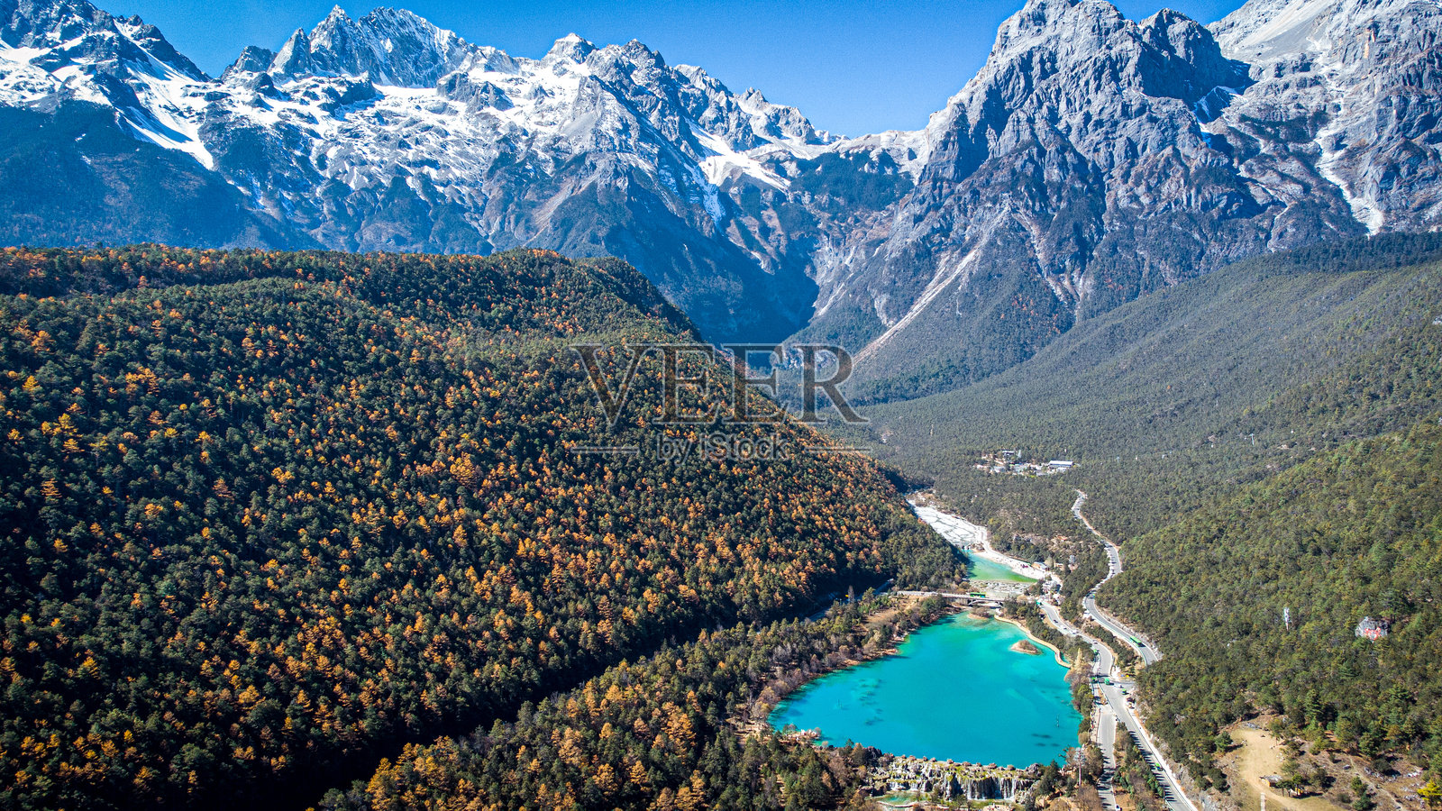 纳西圣山的鸟瞰图。蓝月湖，位于中国云南丽江附近。照片摄影图片