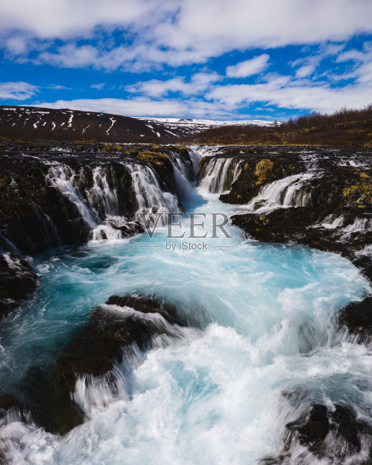 布拉拉福斯瀑布在明亮的天空下，湛蓝的水流令人惊叹，位于冰岛南部。照片摄影图片