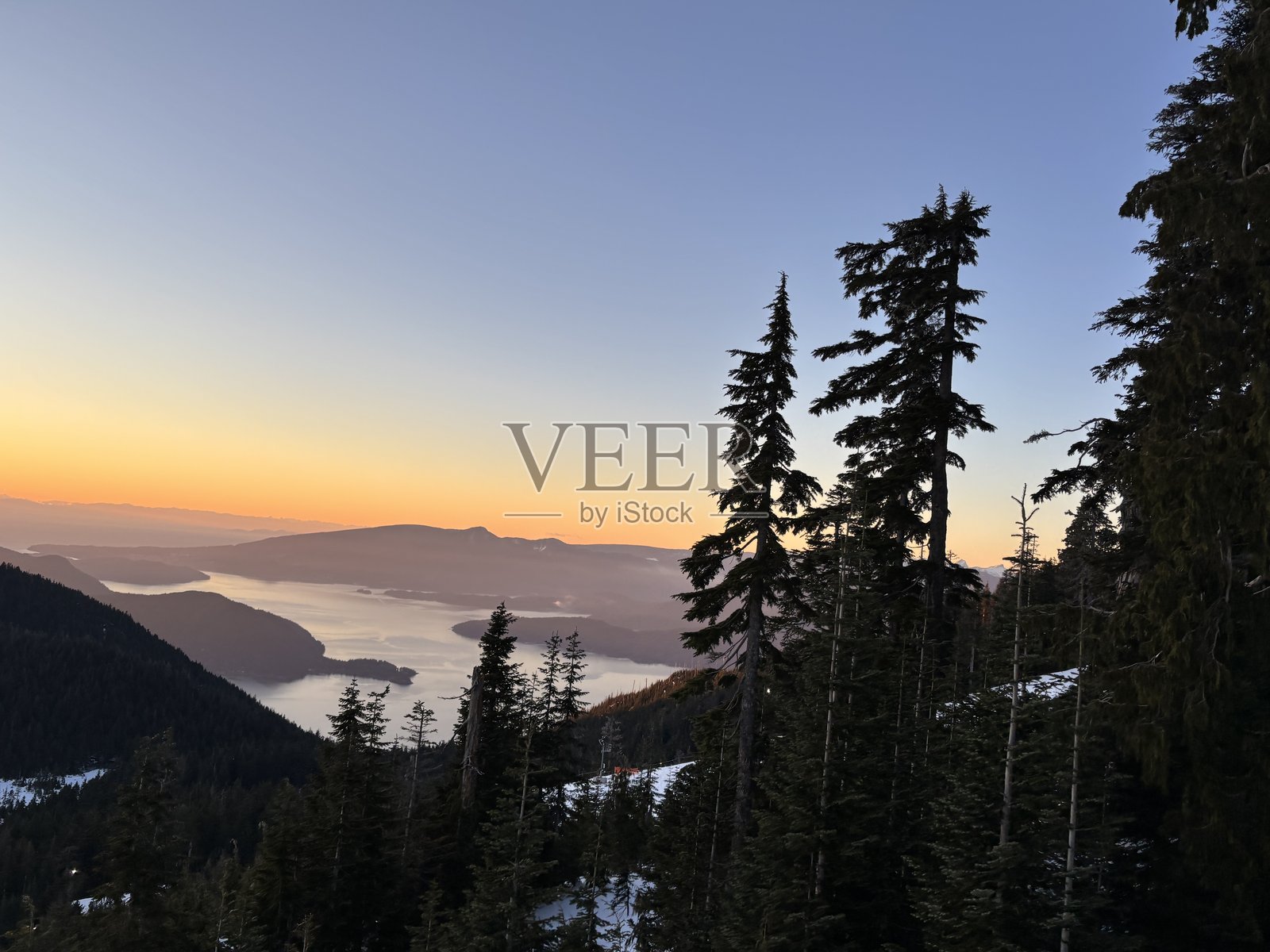 在赛普拉斯山滑雪度假村的滑雪缆车上照片摄影图片