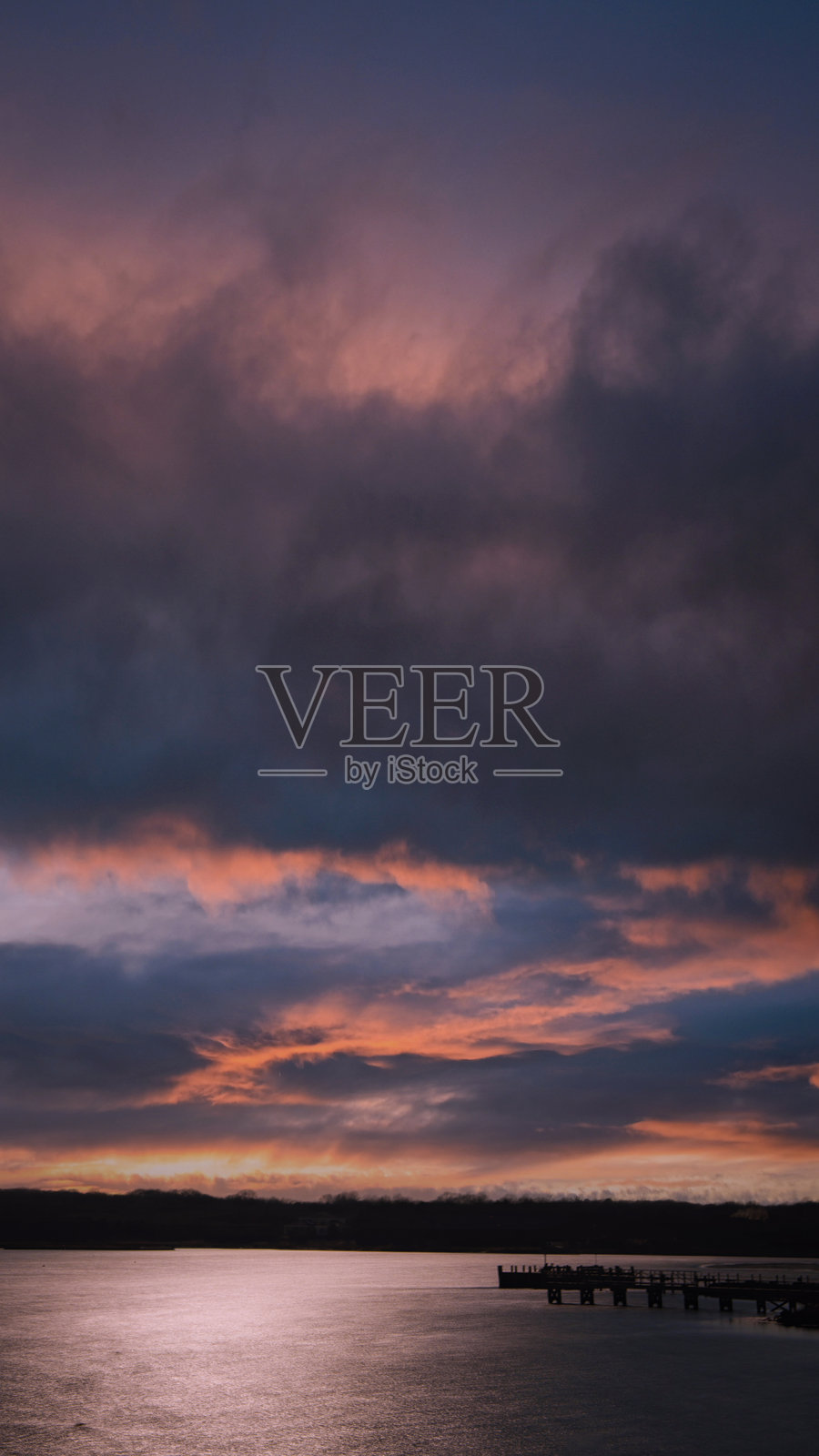 月升时暴风云的戏剧性海景照片摄影图片