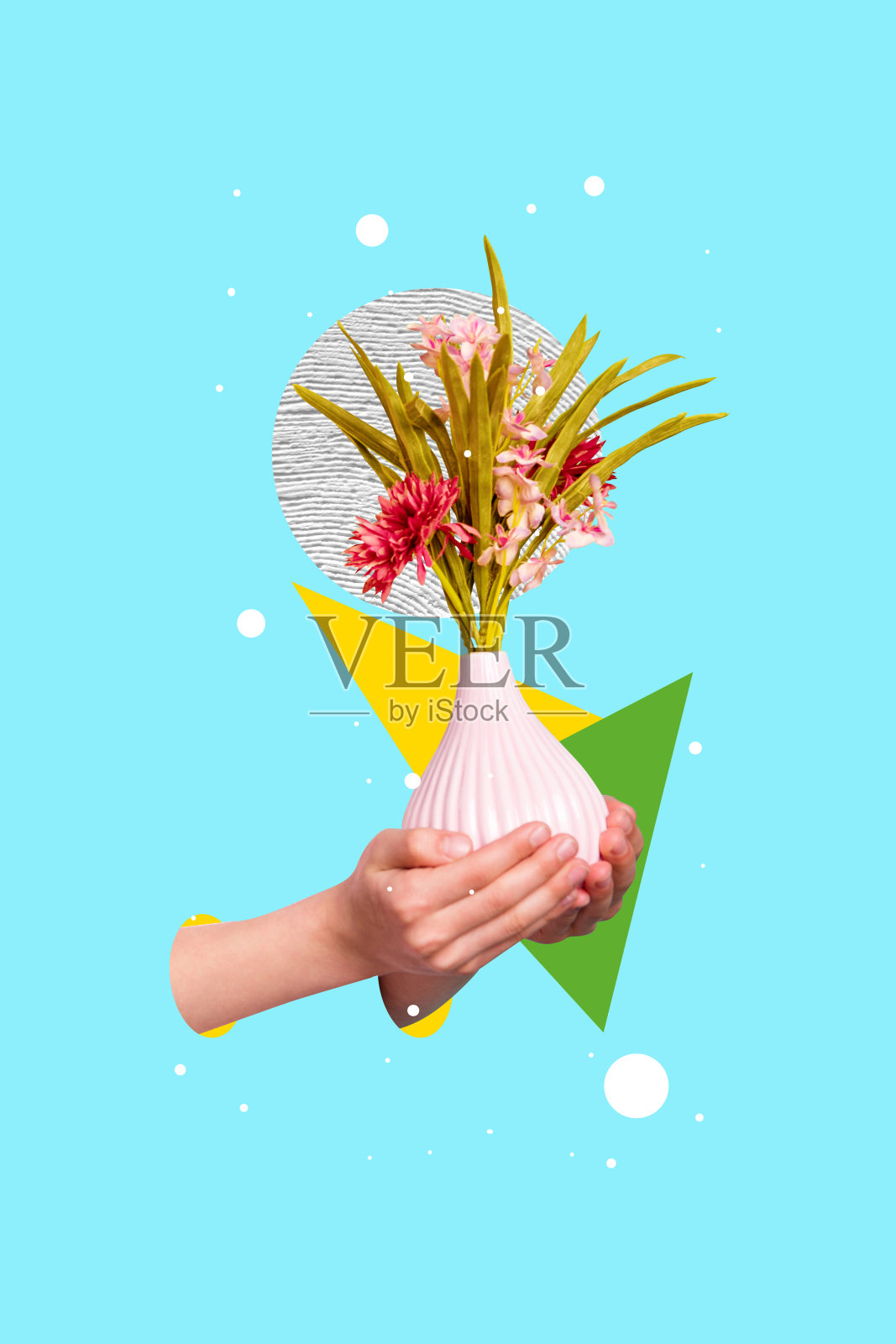女人手持花瓶，里面盛满美丽绽放的春季鲜花，背景为青绿色的艺术拼贴画。照片摄影图片