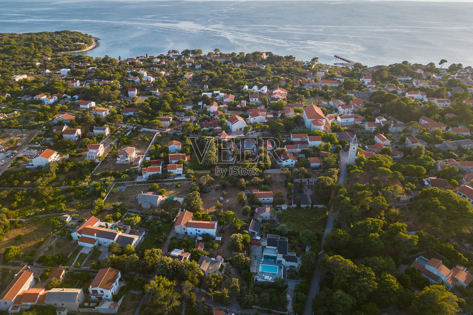 克罗地亚岛屿西尔巴的航拍视图。照片摄影图片