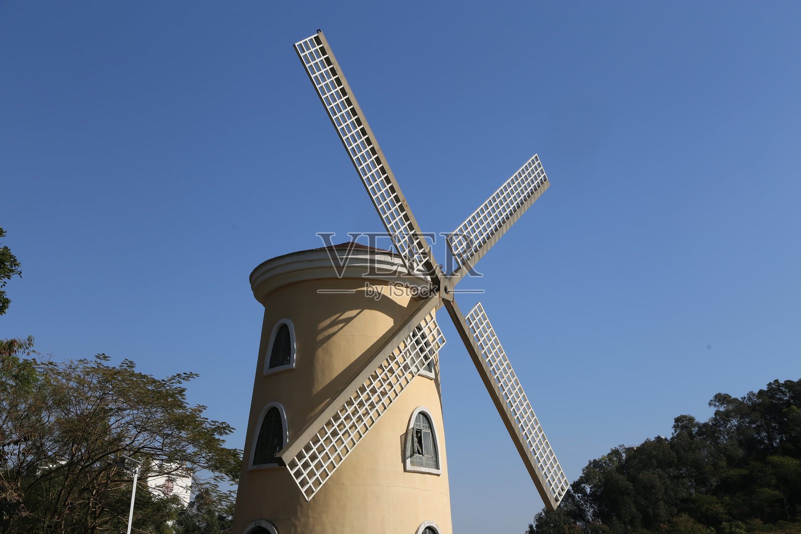 一座白色屋顶的大风车矗立在田野中照片摄影图片