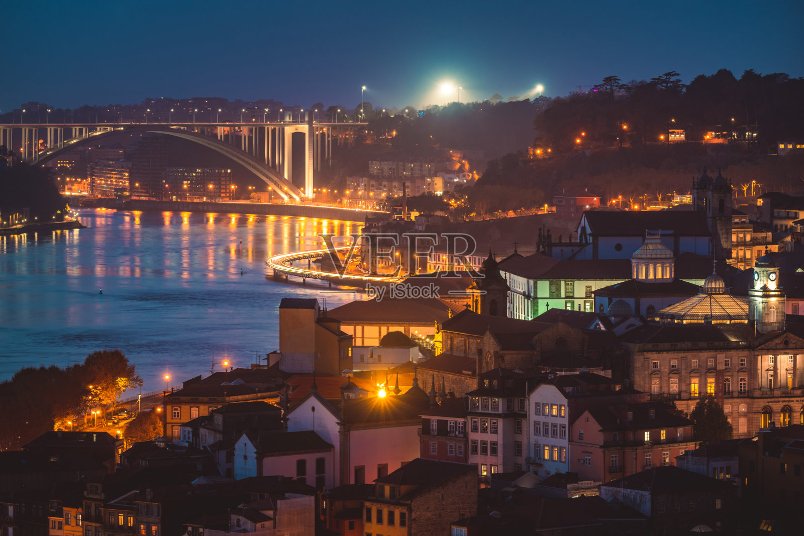 葡萄牙波尔图夜晚的天际线倒映在杜罗河上照片摄影图片