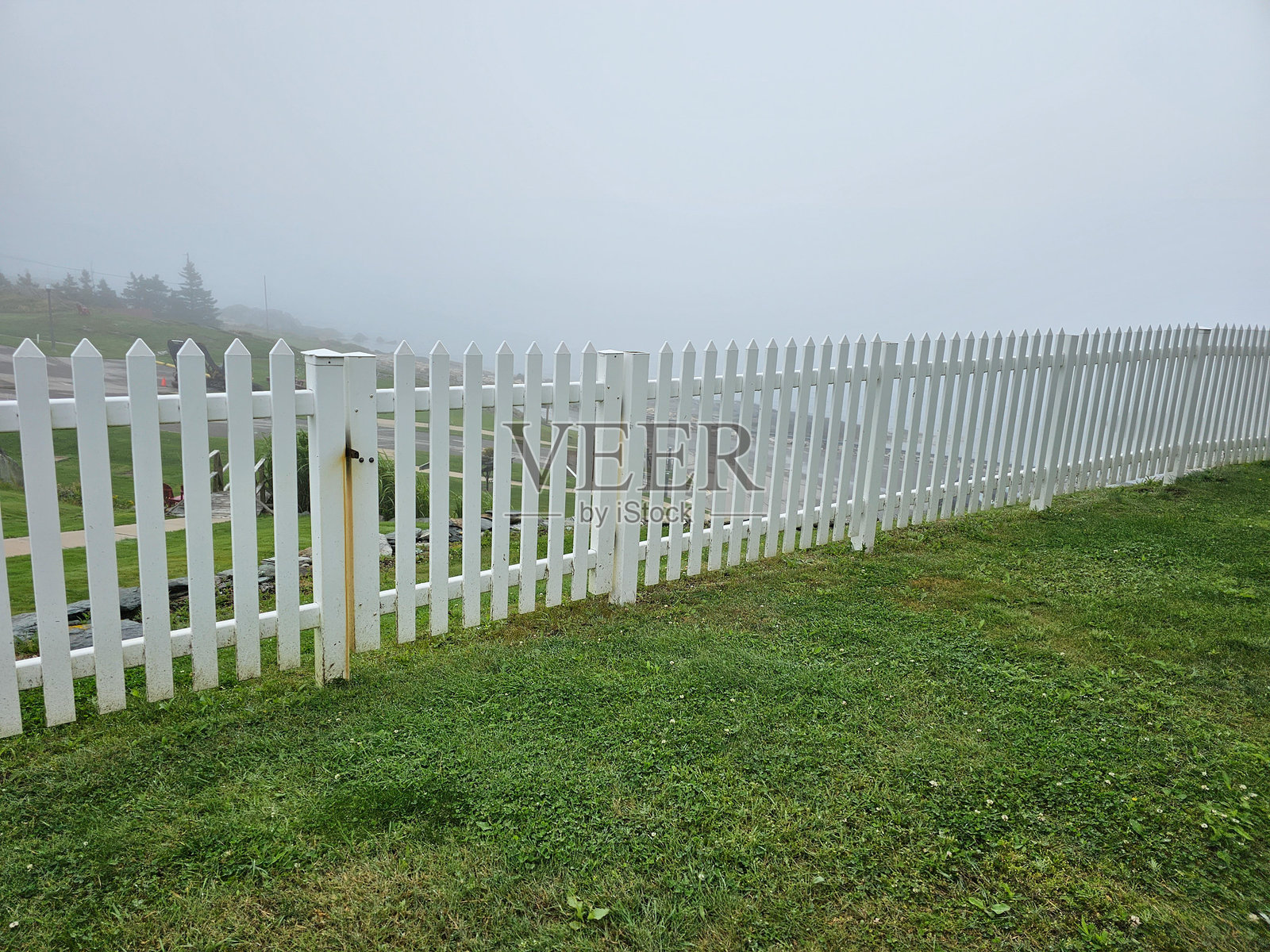 白色栅栏沿着草坪照片摄影图片
