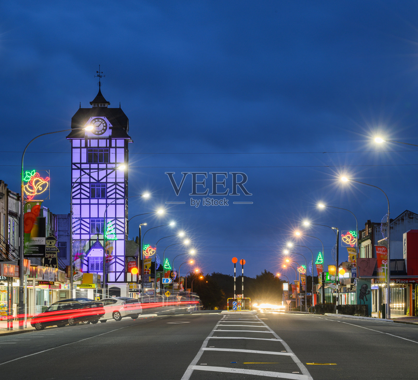 斯特拉特福德钟楼和夜间街道。街道上的圣诞灯饰。新西兰塔拉纳基斯特拉特福德照片摄影图片