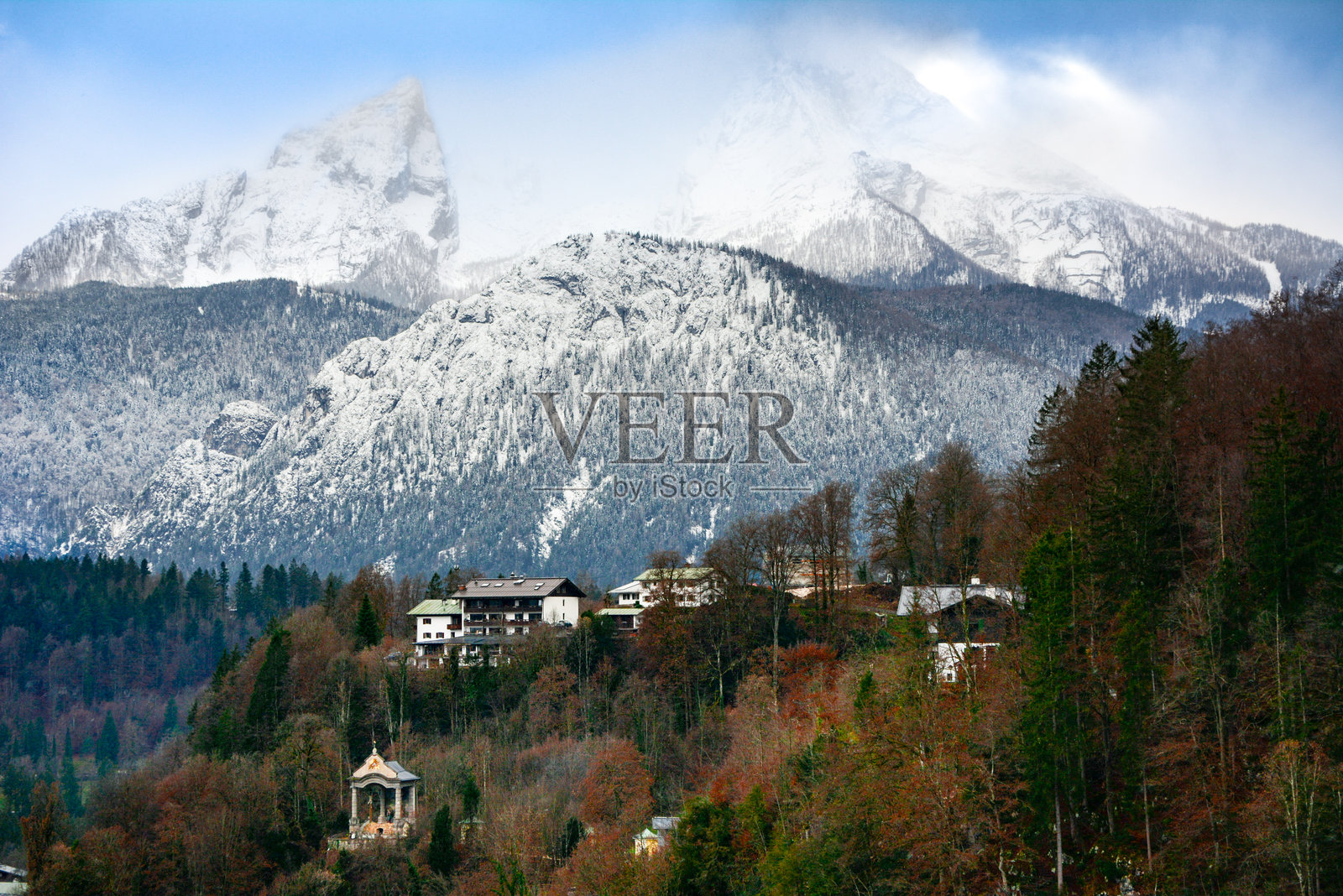巴伐利亚阿尔卑斯山贝希特斯加登山谷的全景图，背景是白雪皑皑的瓦茨曼山。照片摄影图片