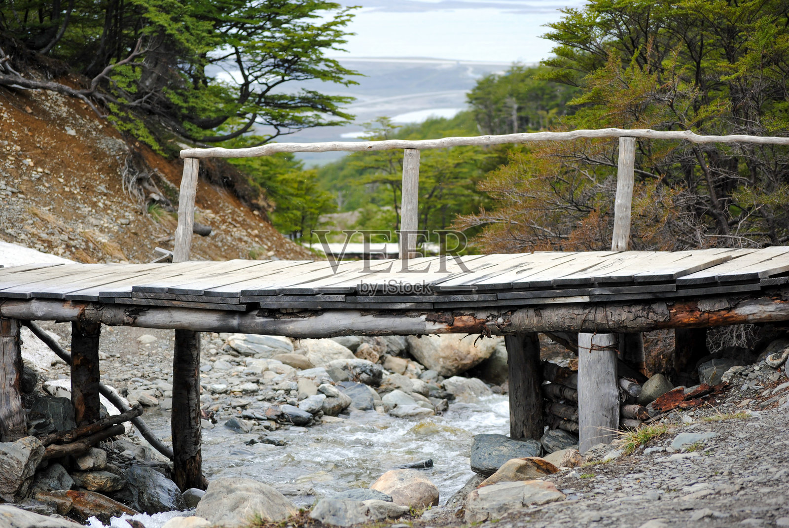 乌斯怀亚马尔蒂尔冰川的岩石地形中宁静的水流照片摄影图片