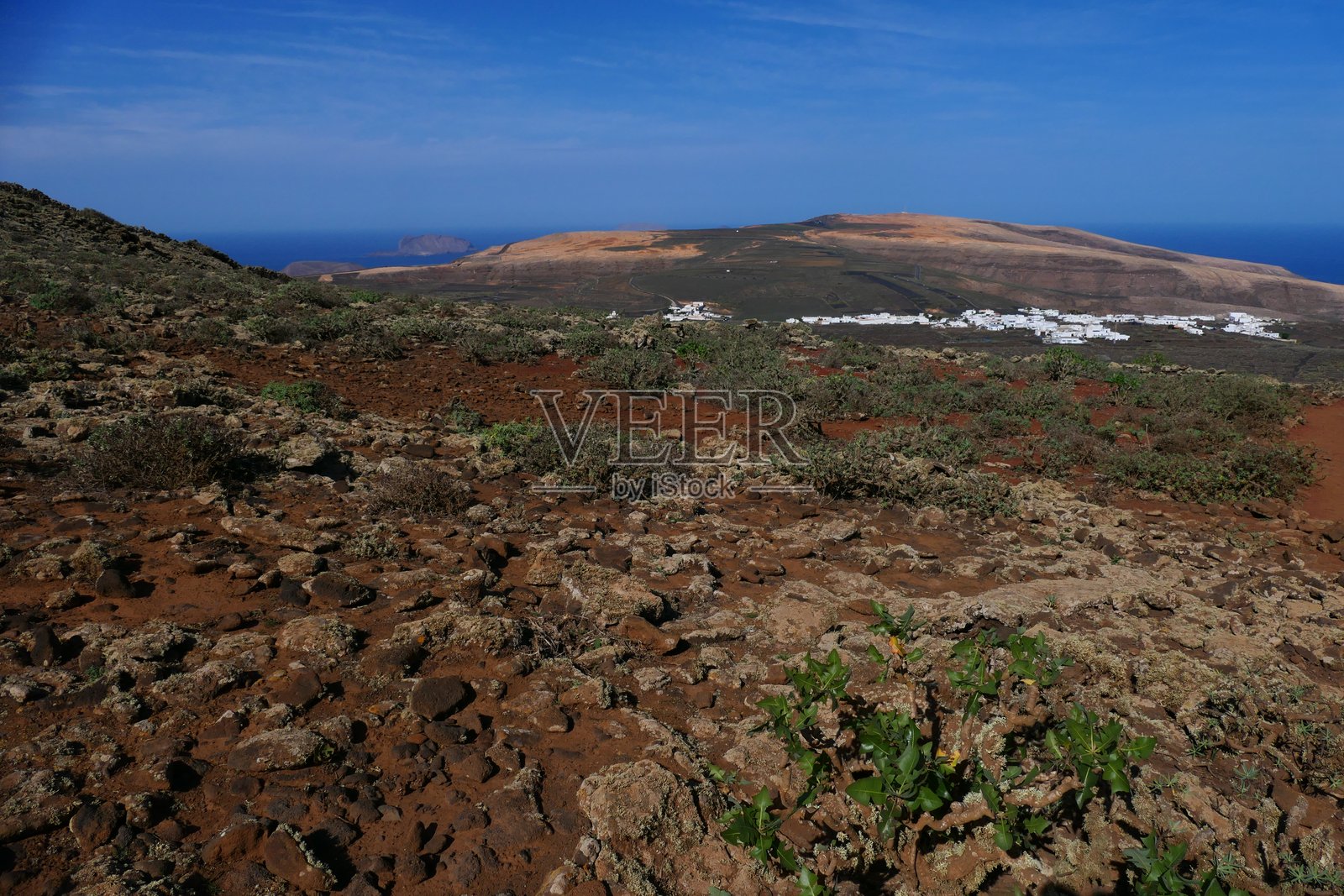 耶村周围的风景，从通往科罗纳火山的小径上俯瞰，兰萨罗特岛，加那利群岛照片摄影图片