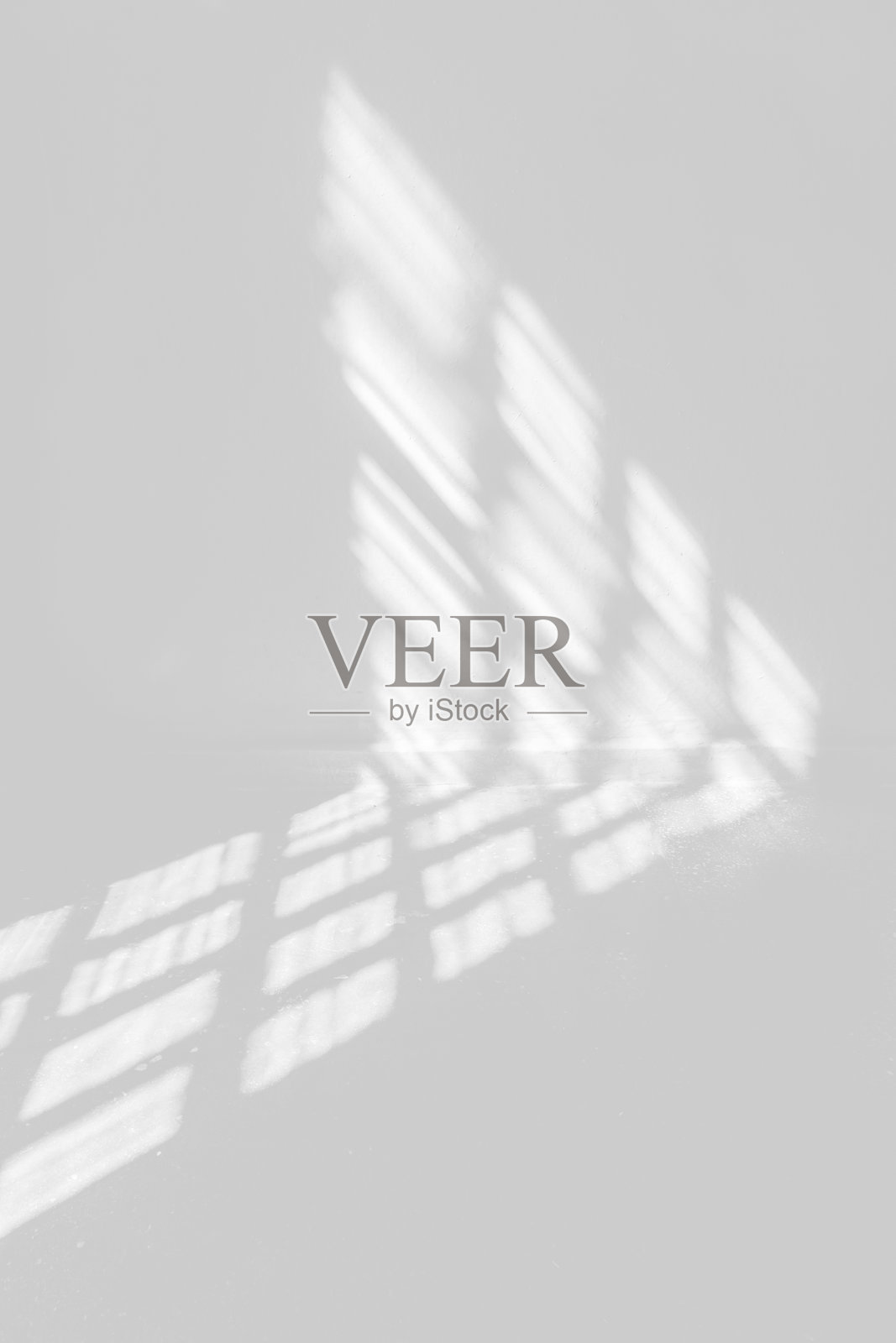 白色墙壁背景，带有阴影图案和窗户阴影。产品展示背景的概念。照片摄影图片