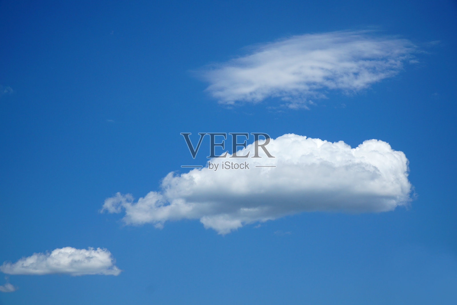 白云和蓝天作为自然背景照片摄影图片