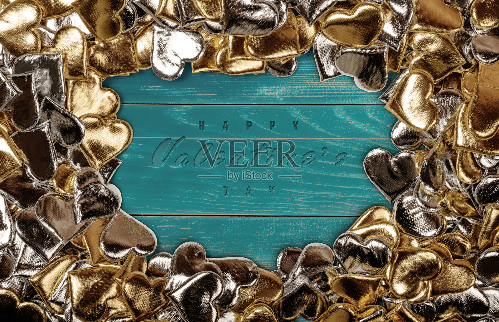 金色和银色心形围绕着“情人节快乐”文字，背景为蓝色照片摄影图片