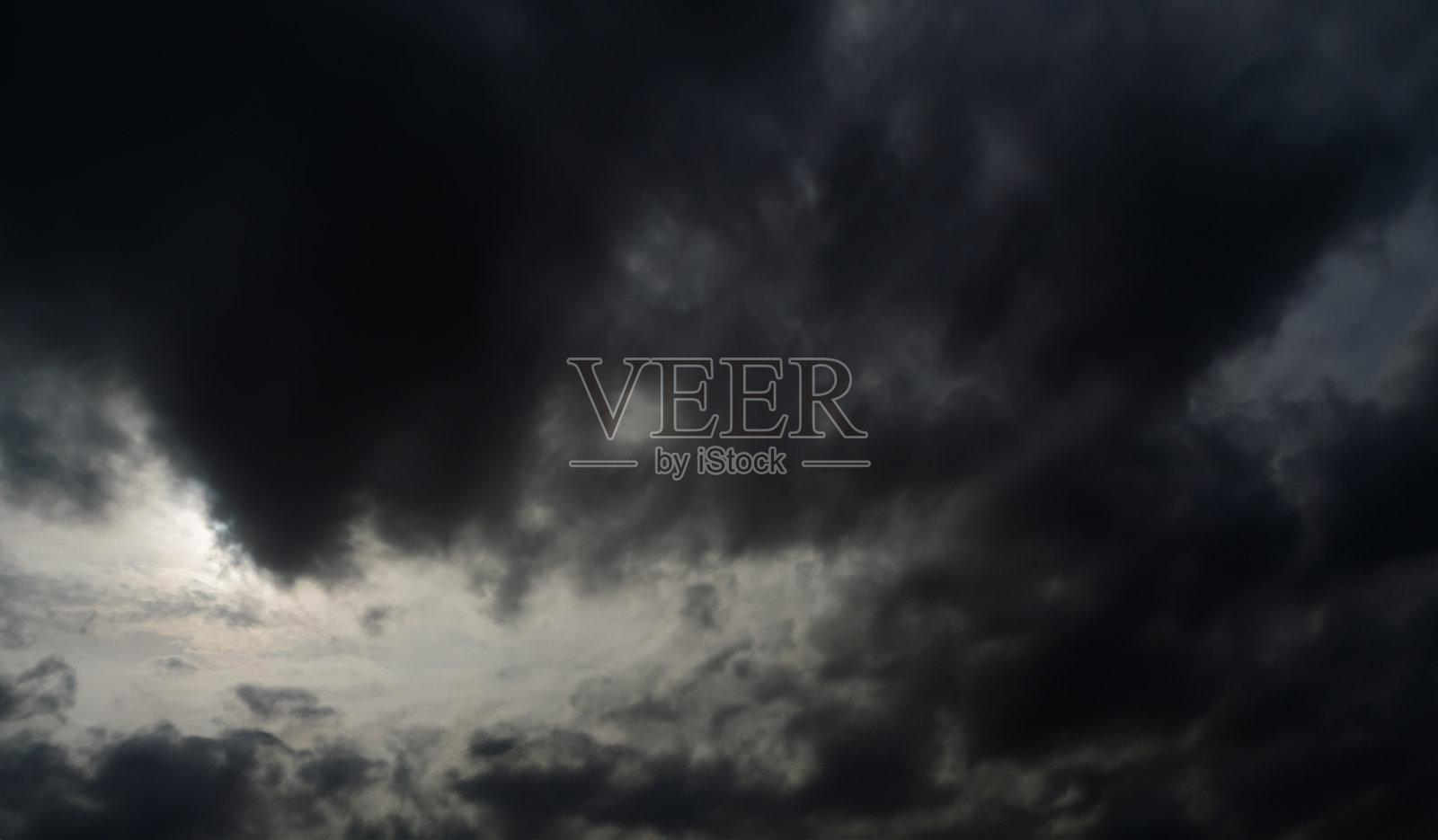 阴云密布的暴风雨天空，黑暗的万圣节背景，伴随雨水、闪电和雷声，台风的自然光景，雨天的氛围，损害效果，二氧化碳、灰尘和空气污染，2.5 PM，自然质感的风暴。照片摄影图片