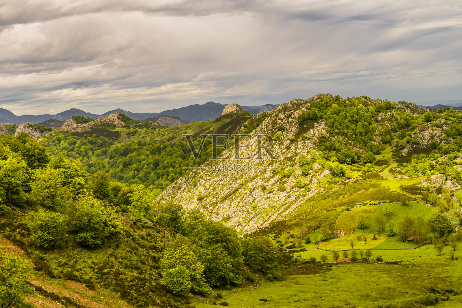 通往科瓦东加、湖泊、山脉、翁尼斯港、阿斯图里亚斯、欧洲山脉的路线，西班牙照片摄影图片