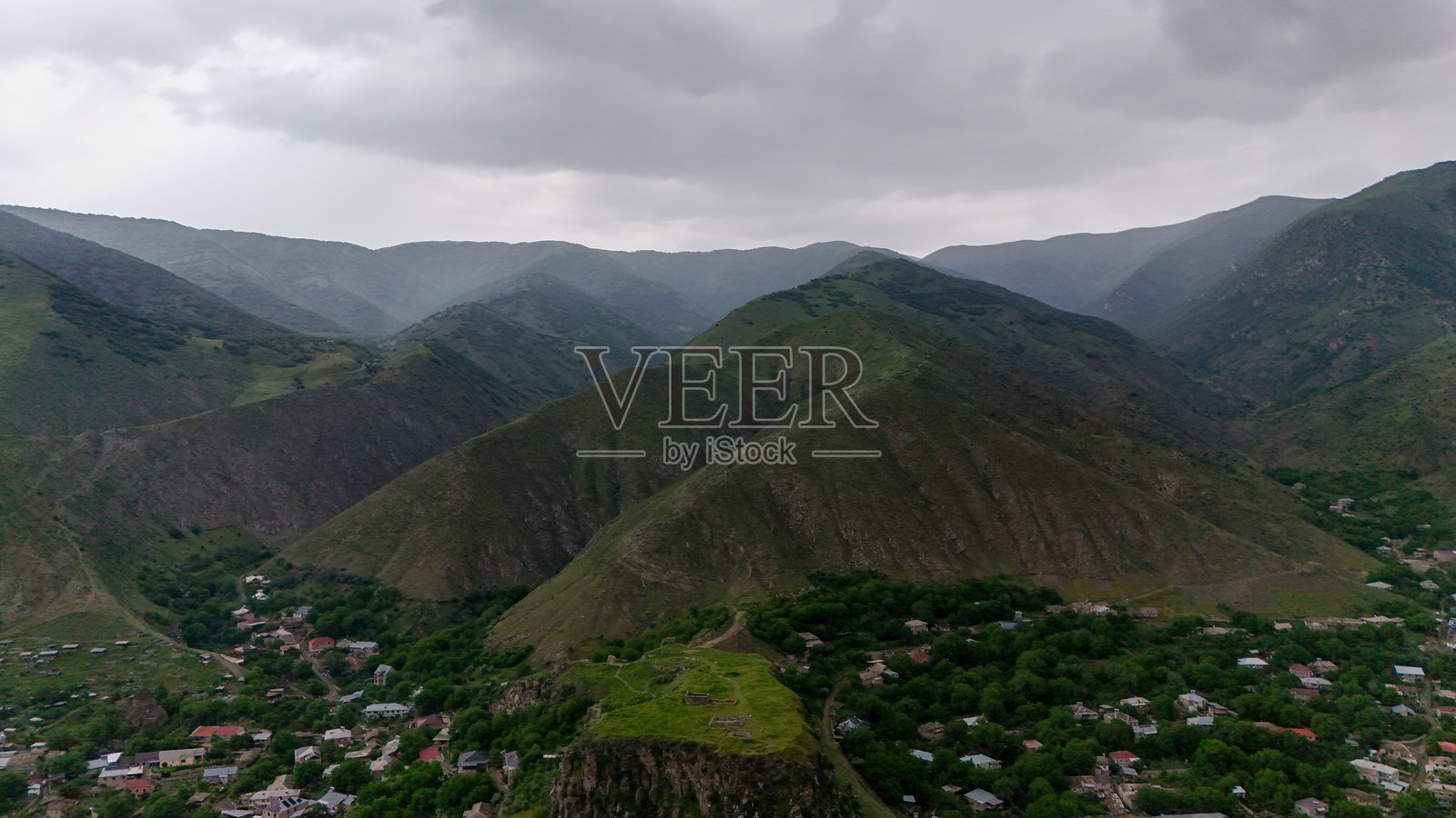 美丽的山地风景，山中的村庄，亚美尼亚，航拍照片照片摄影图片