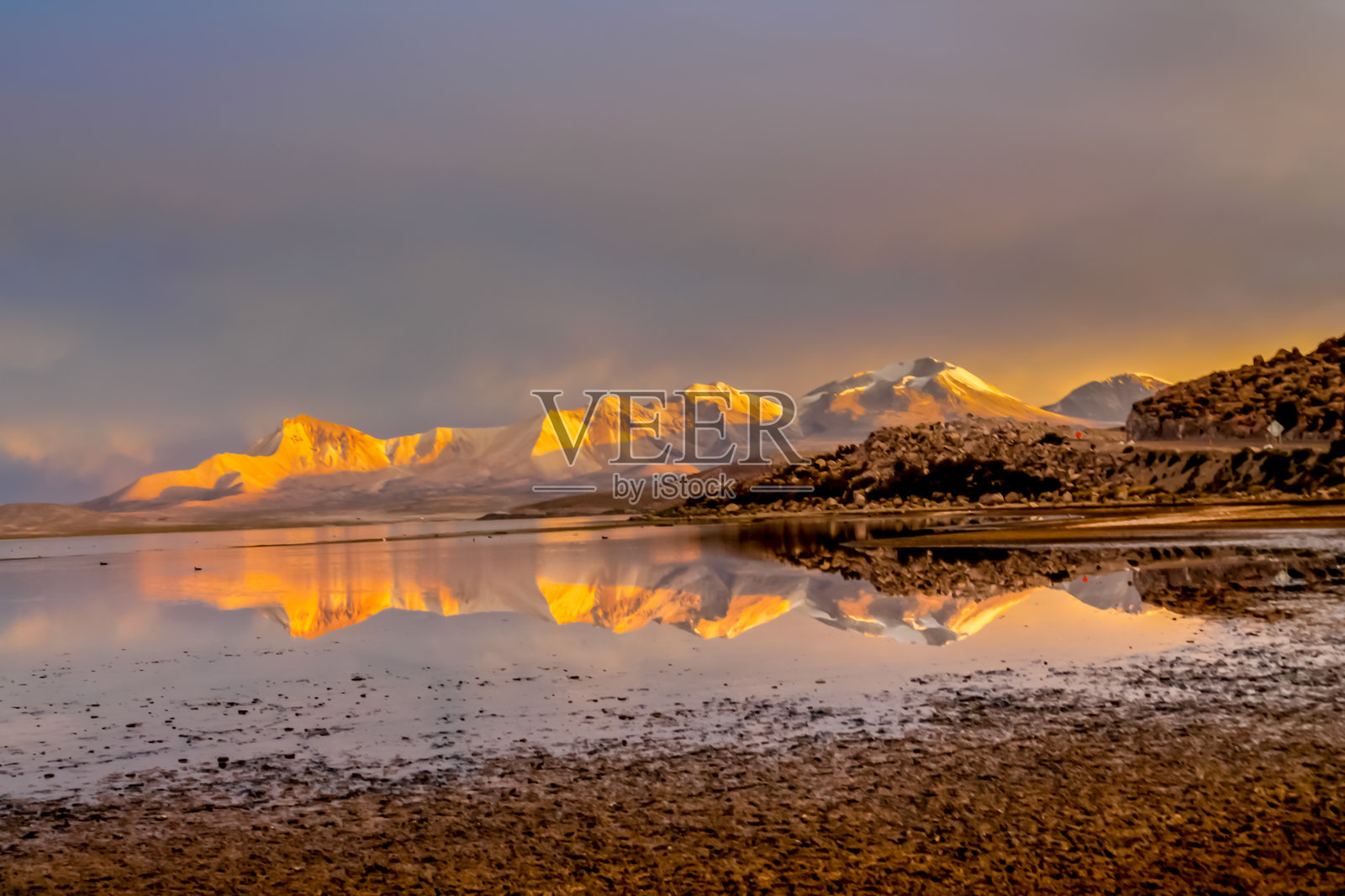 智利的风景火山景观。安第斯山脉高原上的帕里纳科塔火山照片摄影图片