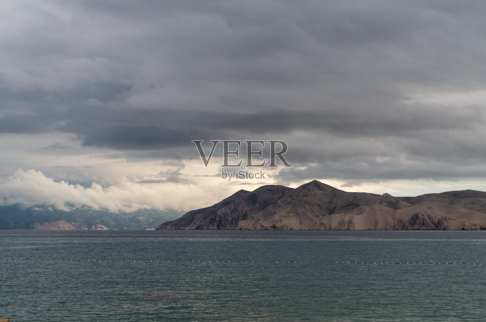 克罗地亚云雾缭绕的戏剧性海岛海景照片摄影图片